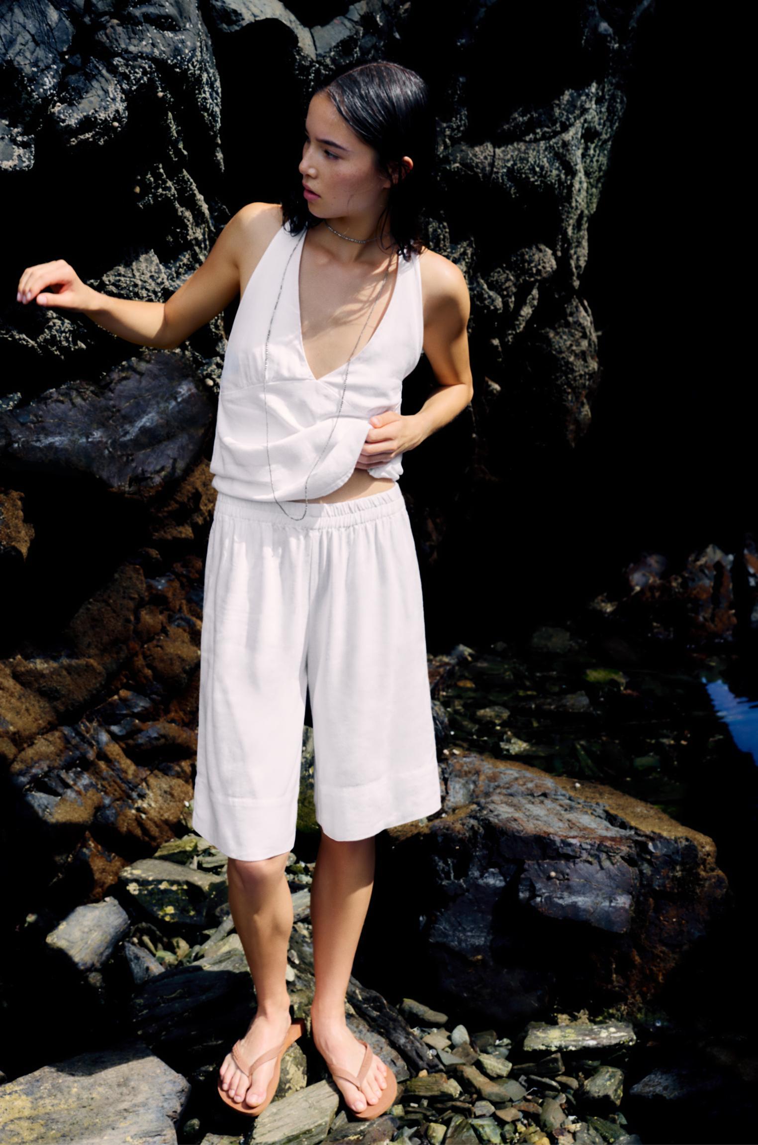 Linen Bermuda shorts Product Image