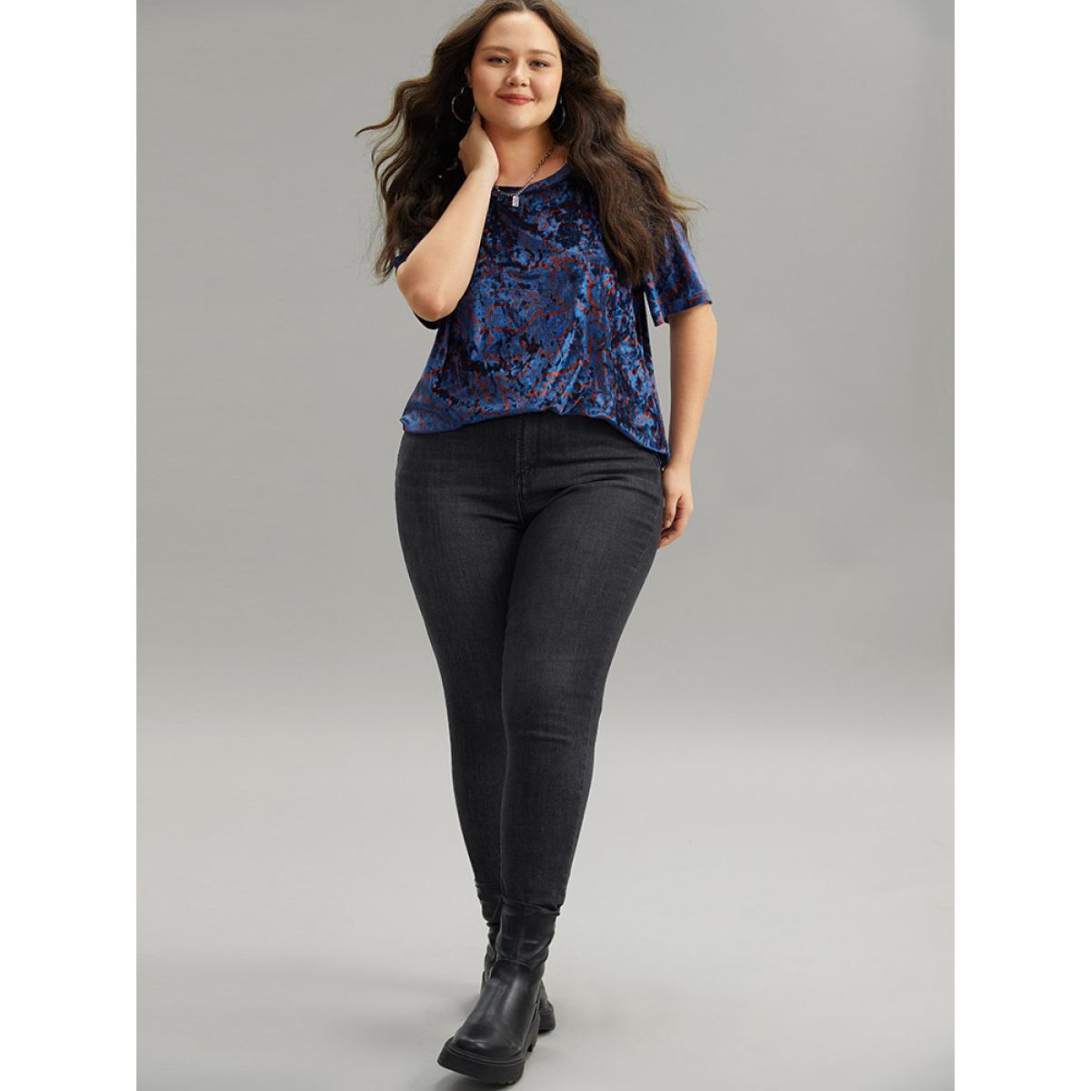 Plus Size Silhouette Floral Print Crew Neck T-shirt Aegean Women Elegant Printed Floral Round Neck Dailywear T-shirts BloomChic 28/5X Product Image