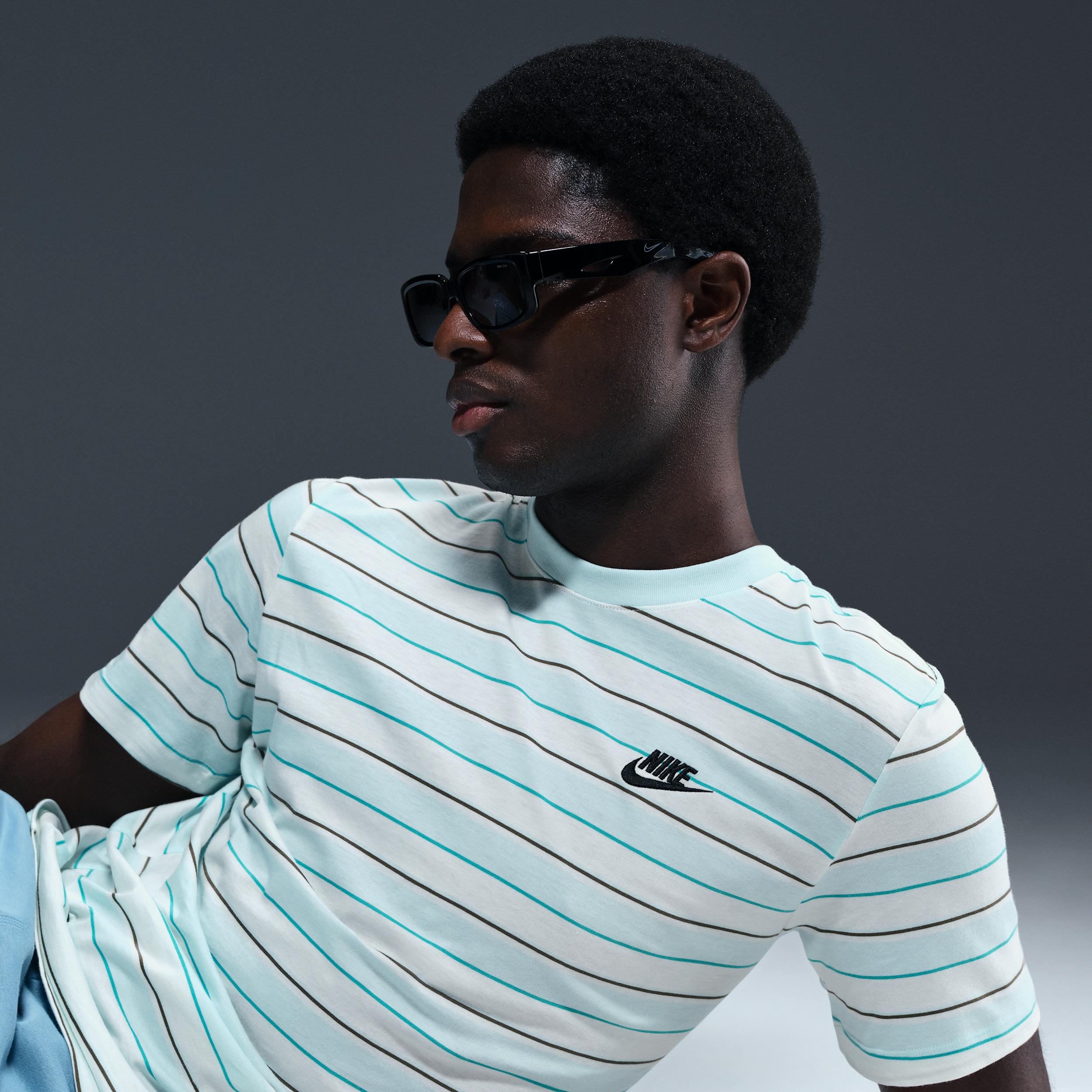 Nike Men's Club T-Shirt Product Image