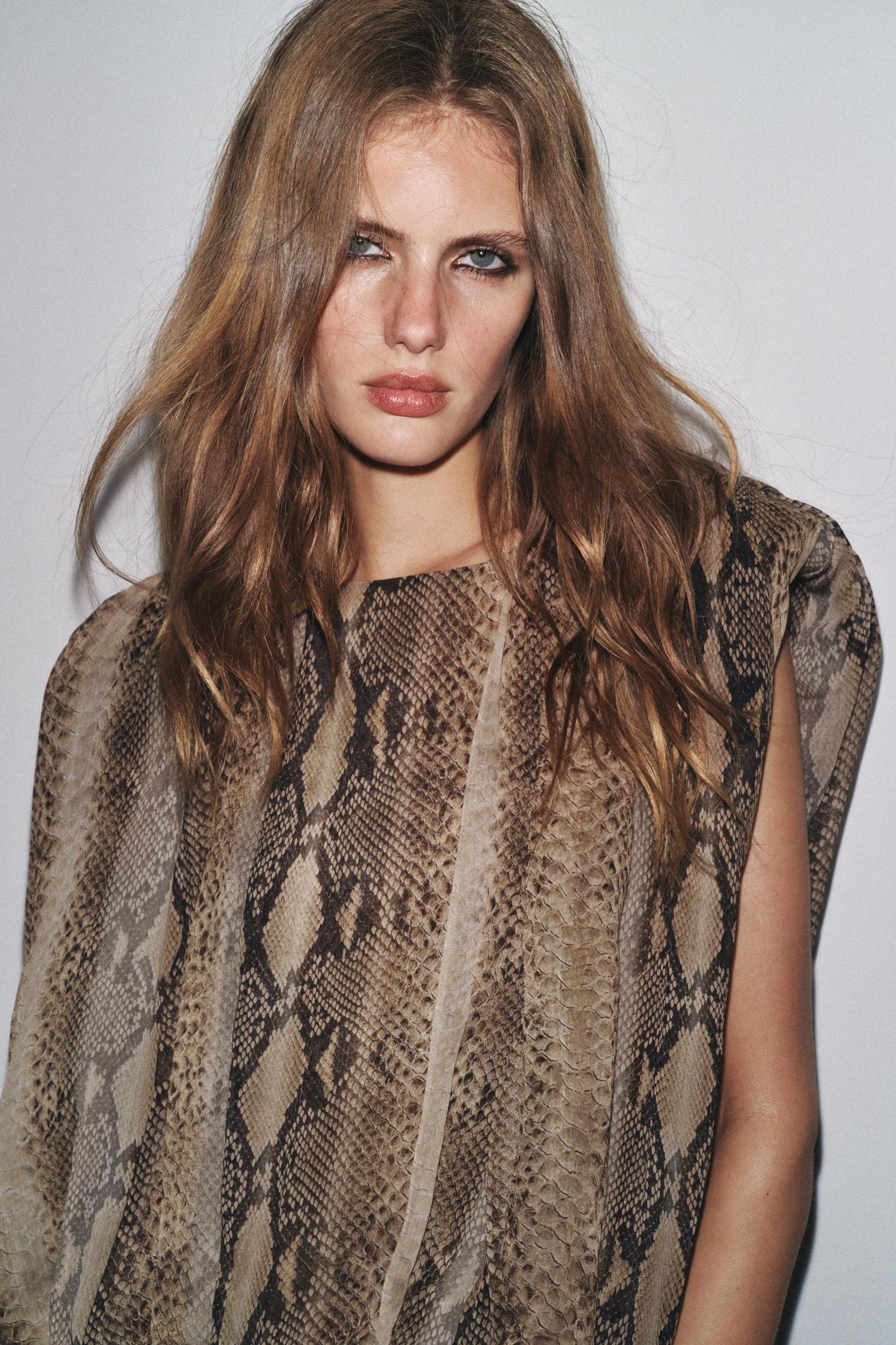 ANIMAL PRINT SHOULDER PAD BLOUSE ZW COLLECTION Product Image