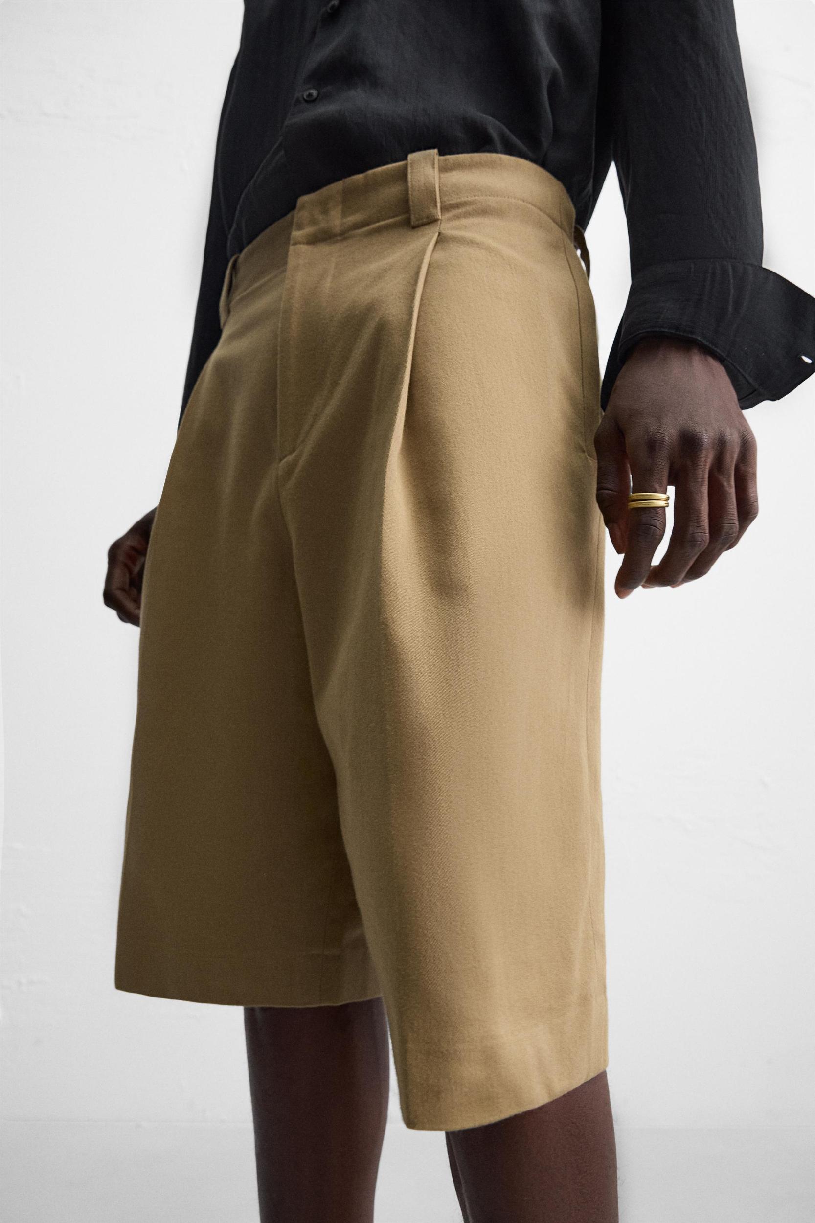 RELAXED FIT PLEATED SHORTS Product Image