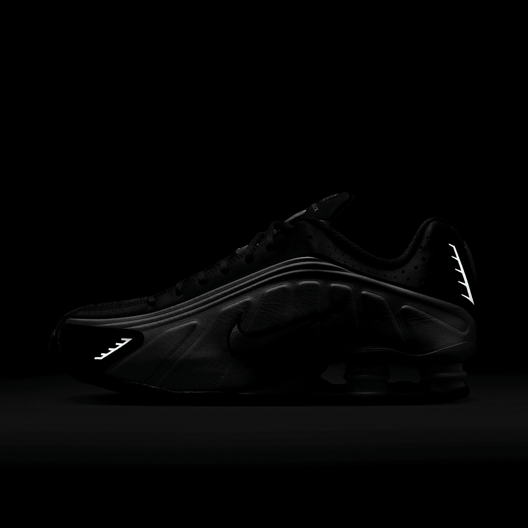 Nike Men's Shox R4 Shoes Product Image