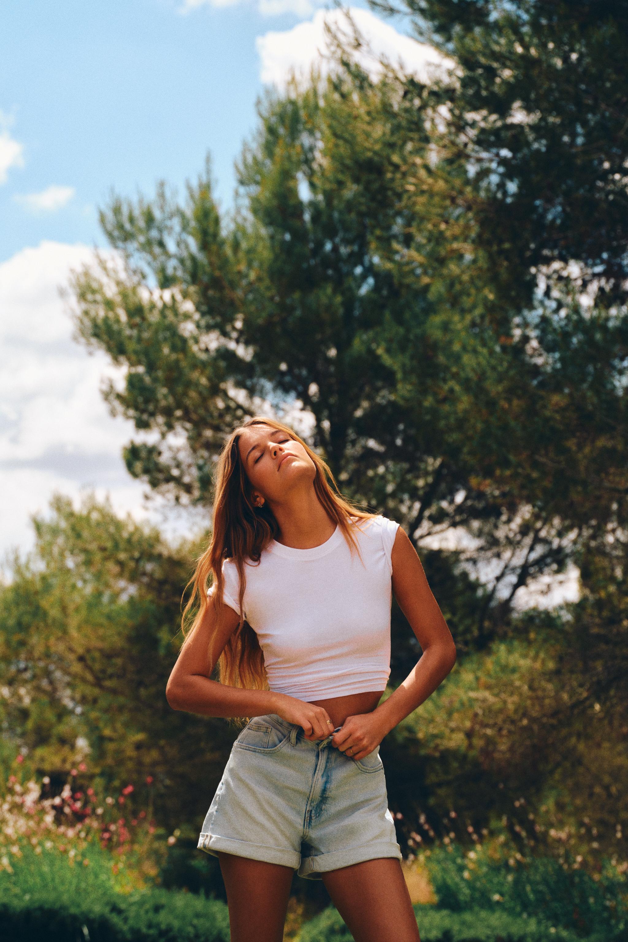 CROPPED STRETCH T-SHIRT Product Image