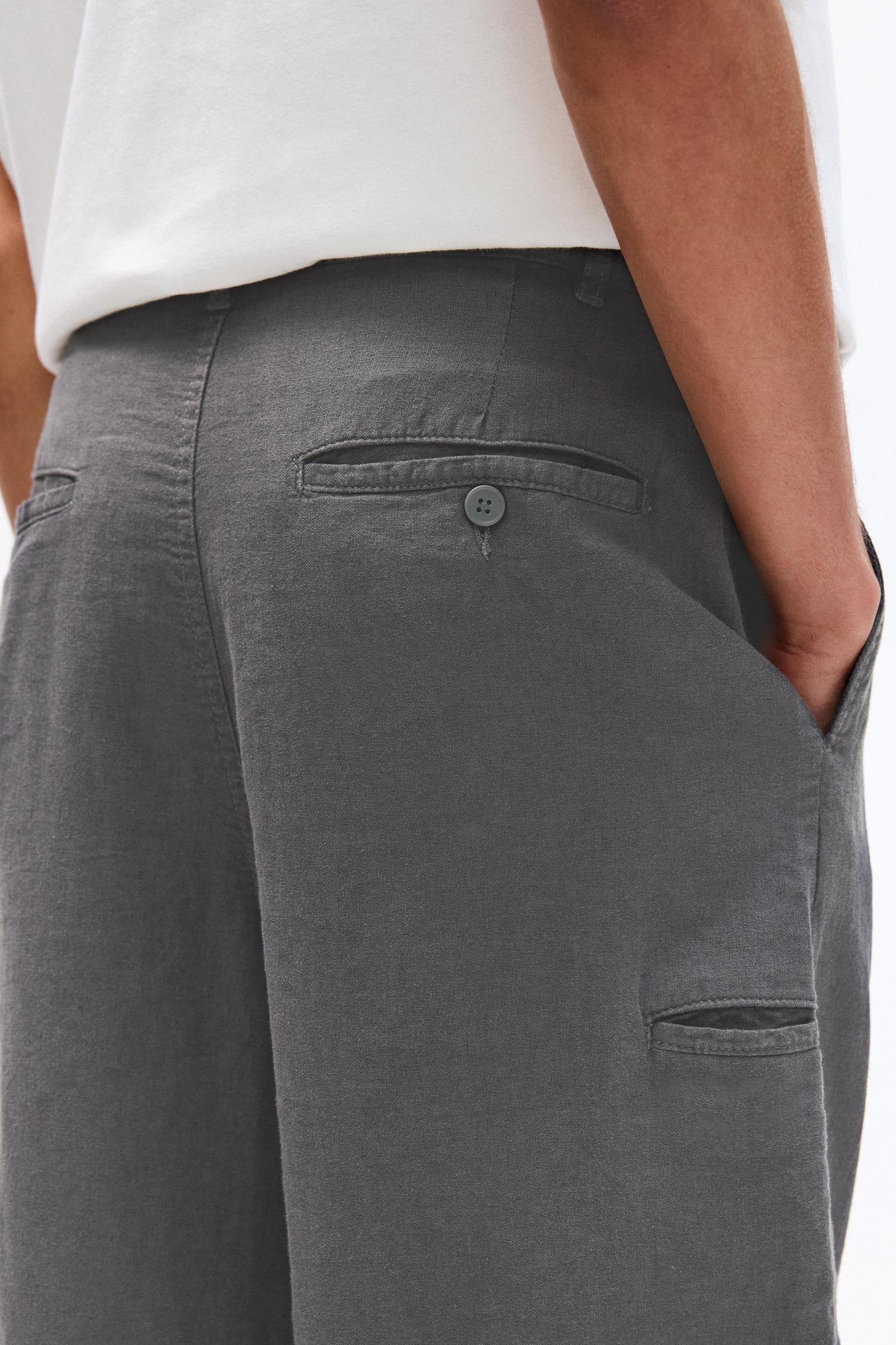 Baggy linen blend Bermuda shorts Product Image