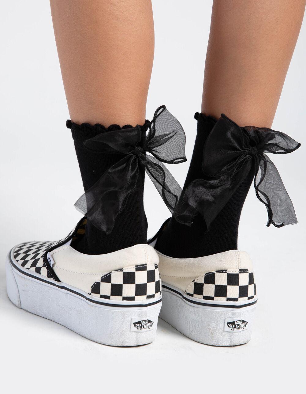 MEMOI Flowing Ribbon Back Scalloped Edge Womens Crew Socks - BLACK Product Image