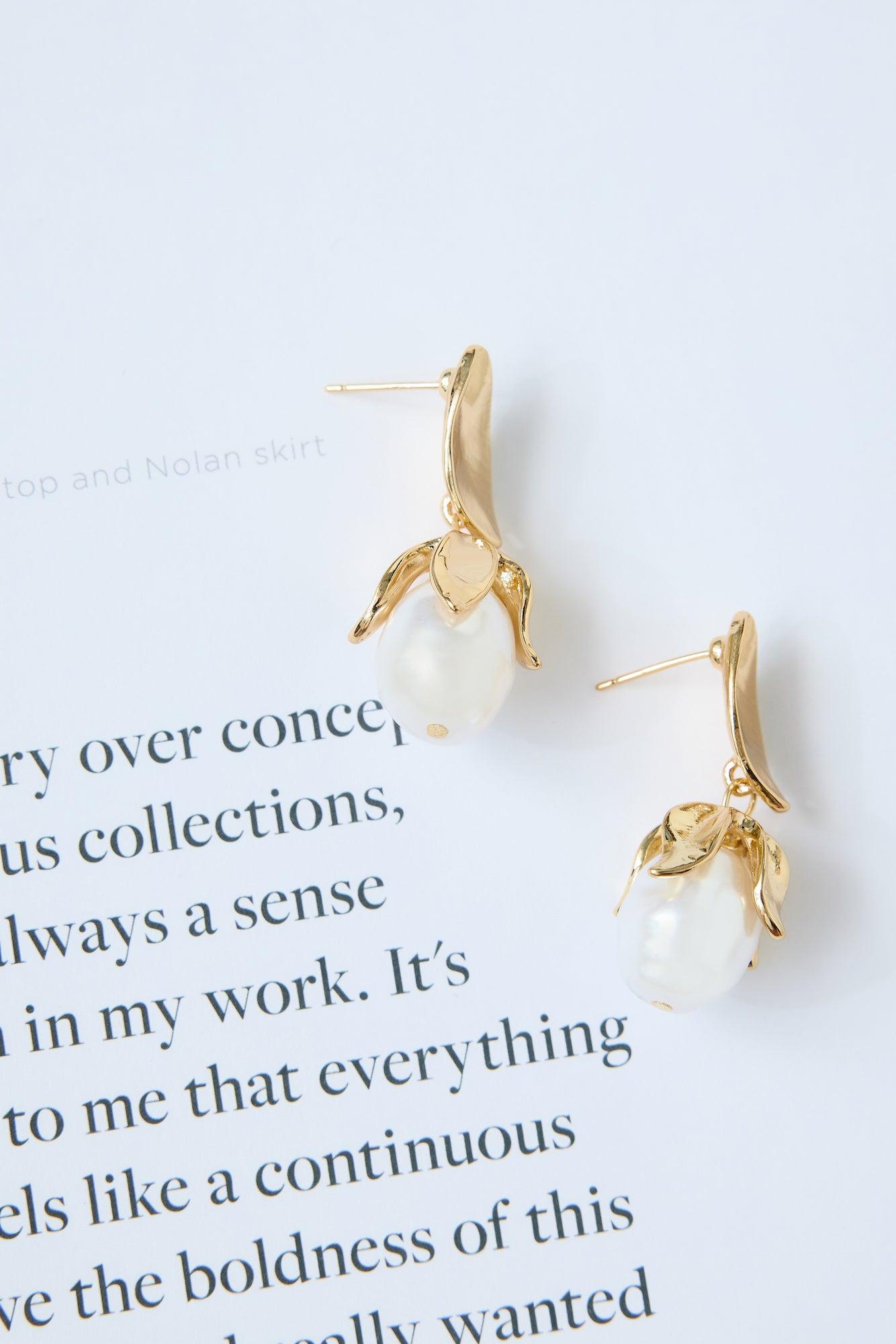 Pearl Tulips Earrings Gold Product Image