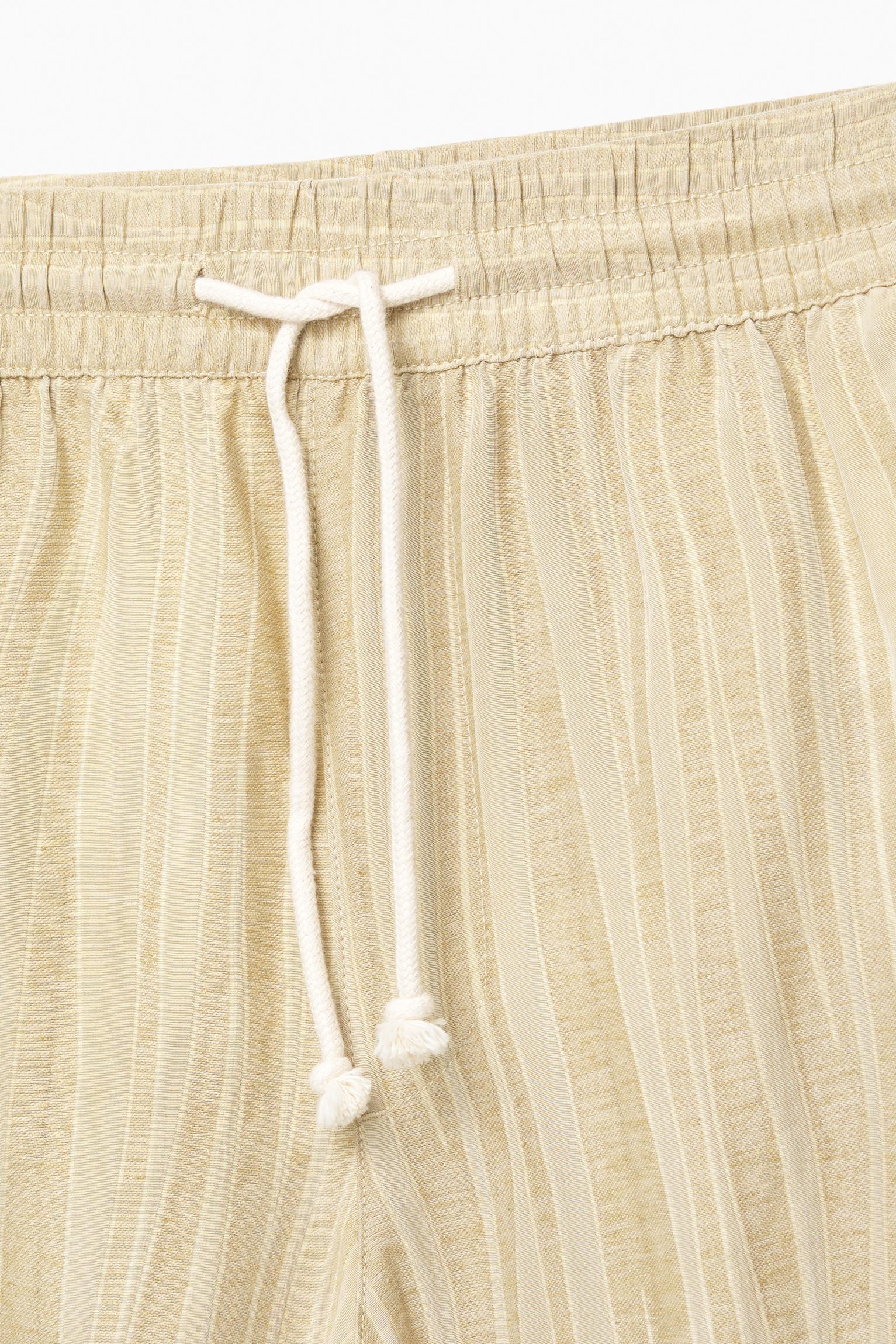 Flowing rustic Bermuda shorts Product Image