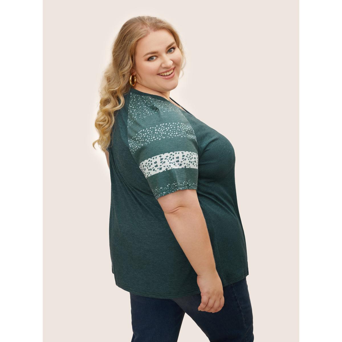 Plus Size Ditsy Floral Colorblock Contrast Raglan Sleeve T-shirt Green Women Leisure Contrast Ditsy Floral V-neck Casual T-shirts BloomChic 10/M Product Image
