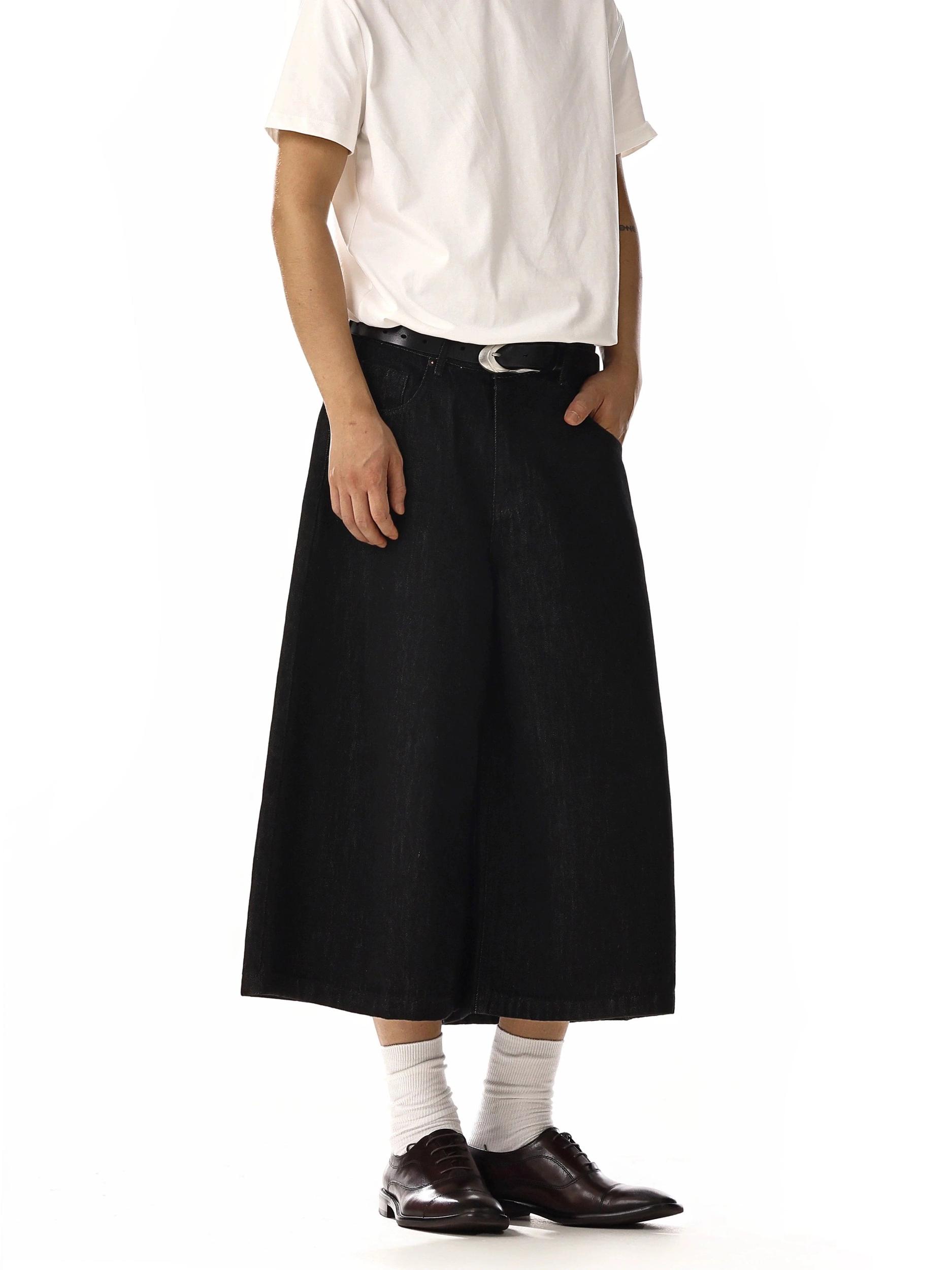 RT No. 18248 BLACK WIDE SHORTS Product Image