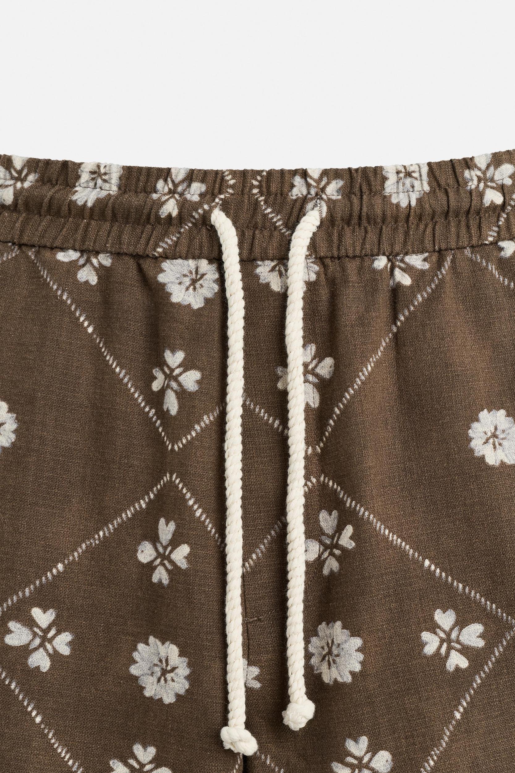 CONTRAST PRINT BERMUDA SHORTS Product Image
