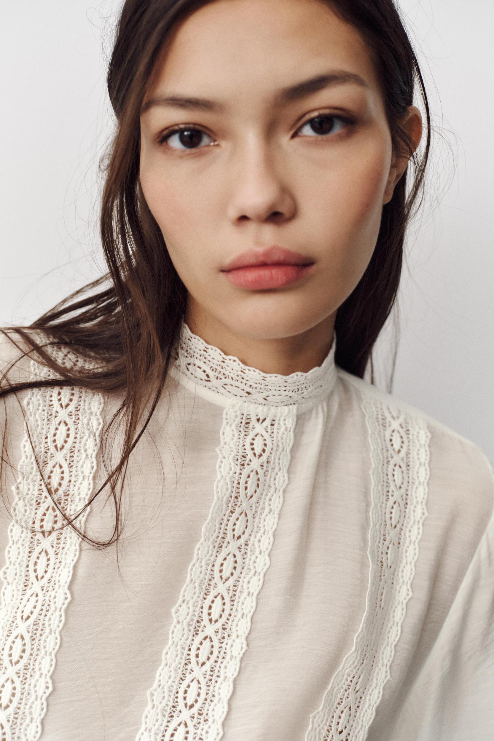 LACE BLOUSE Product Image