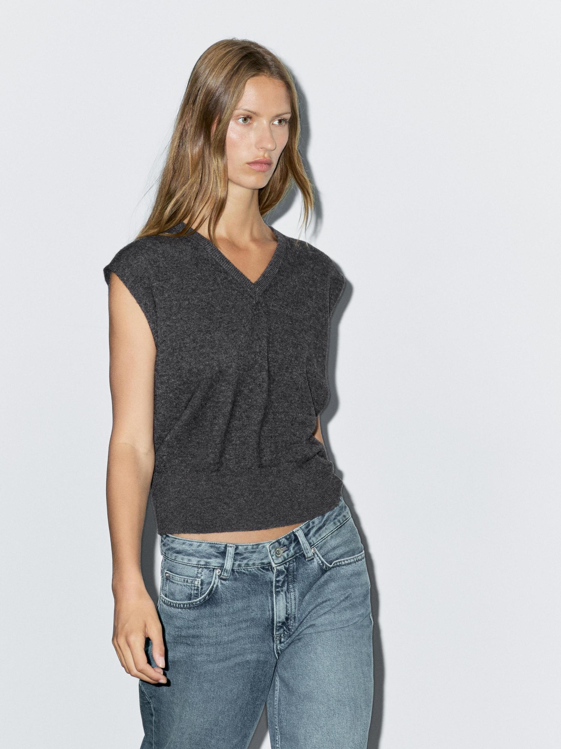 V-neck knit vest Product Image