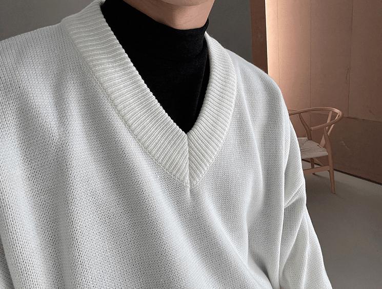 RT No. 3344 WHITE V-NECK KNITTED SWEATER Product Image