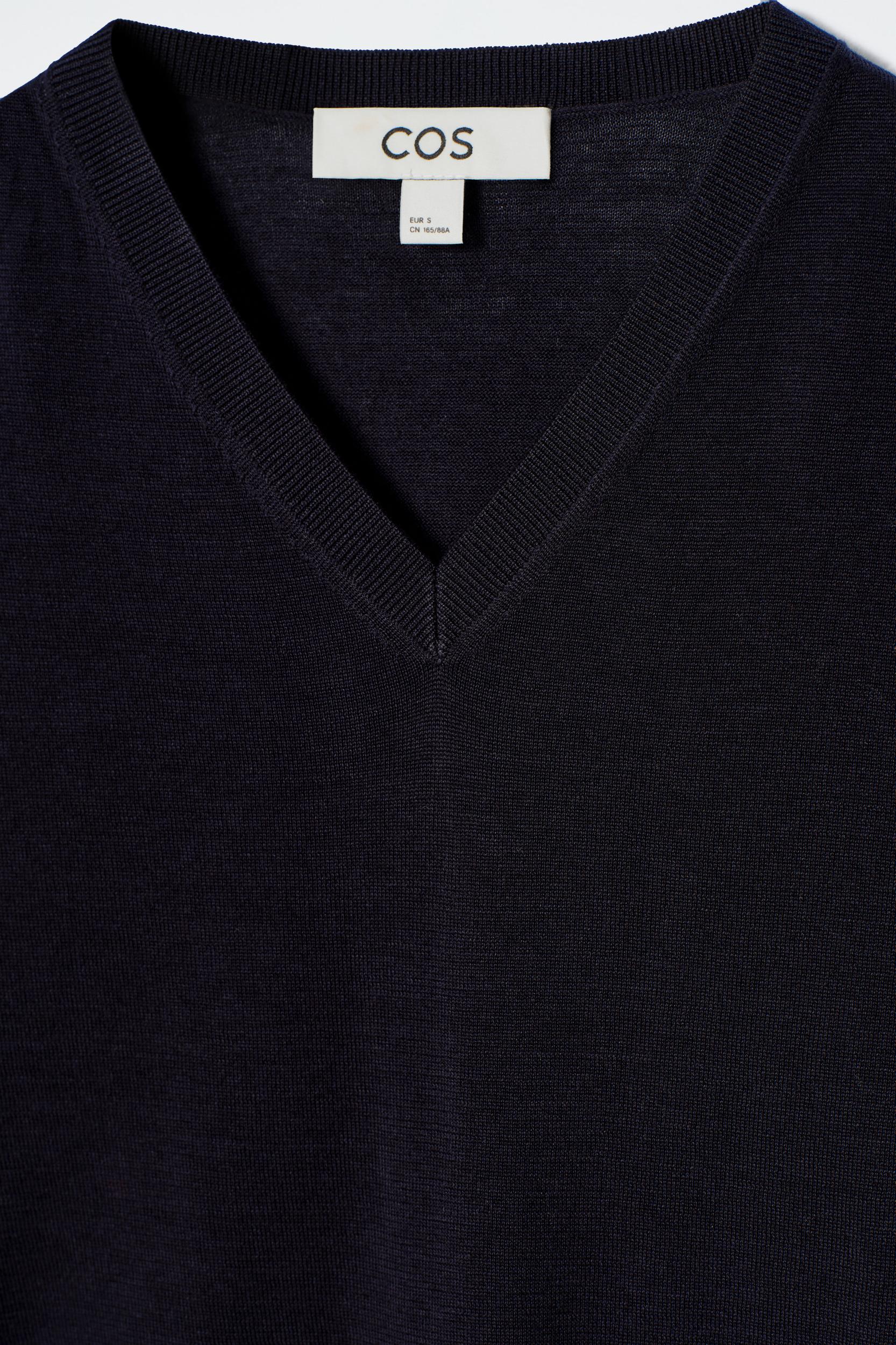 KNITTED COTTON V-NECK T-SHIRT Product Image