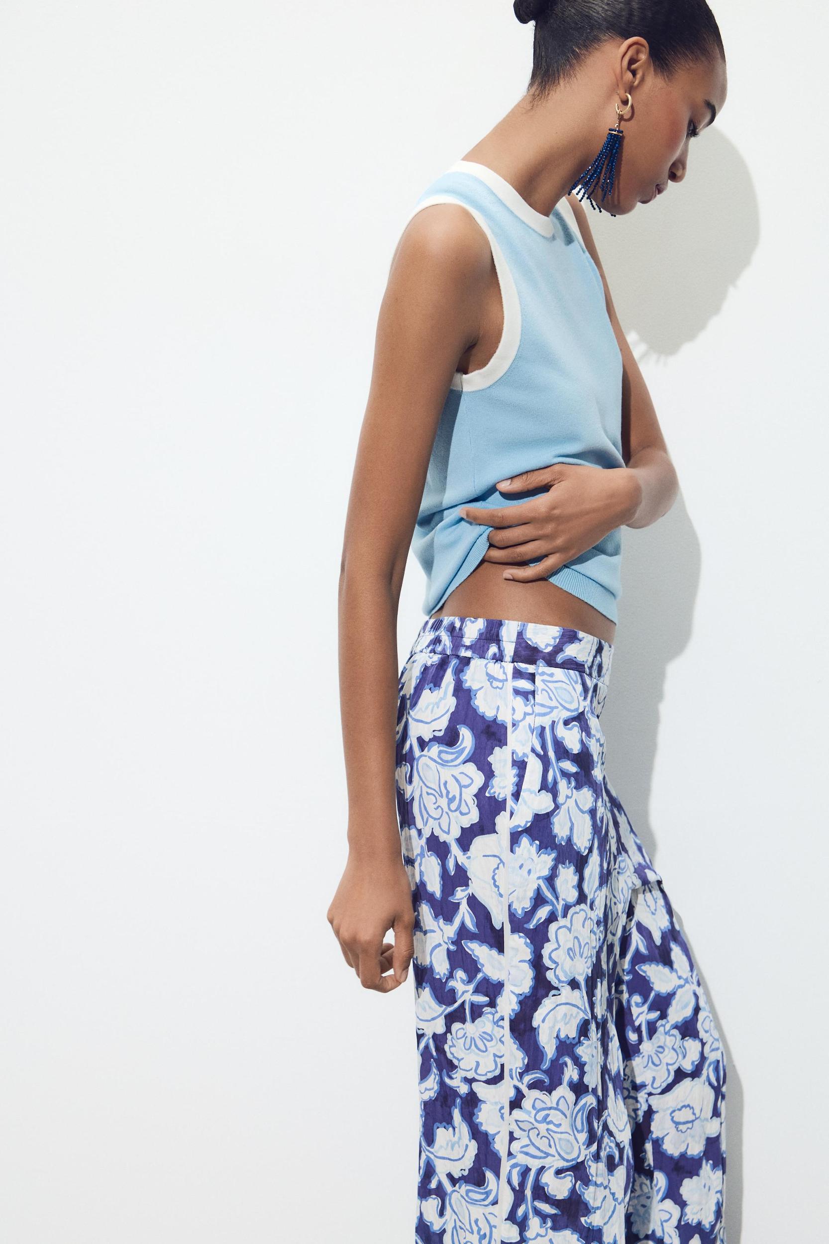 SLEEVELESS KNIT TOP Product Image