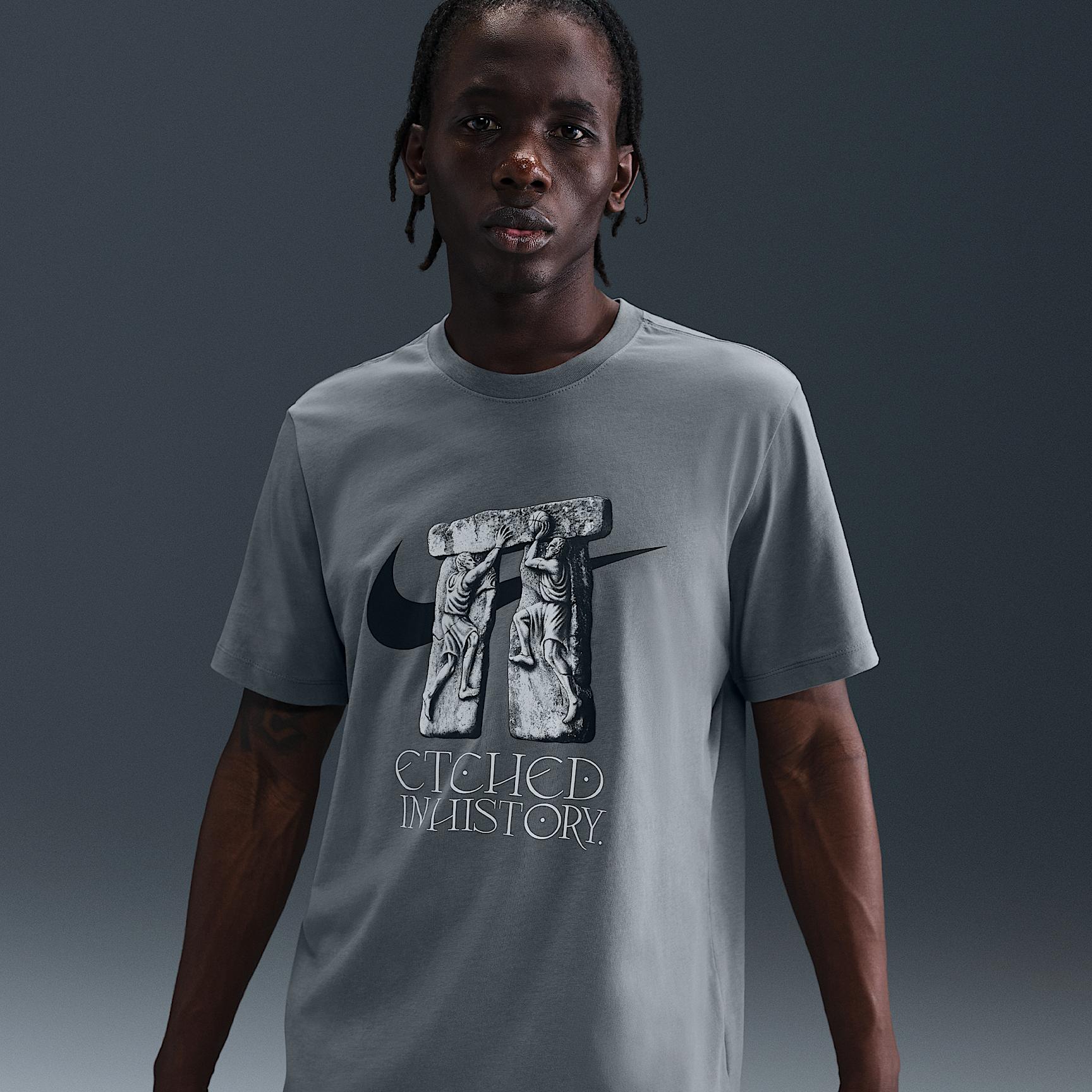 Nike Men's T-Shirt Product Image