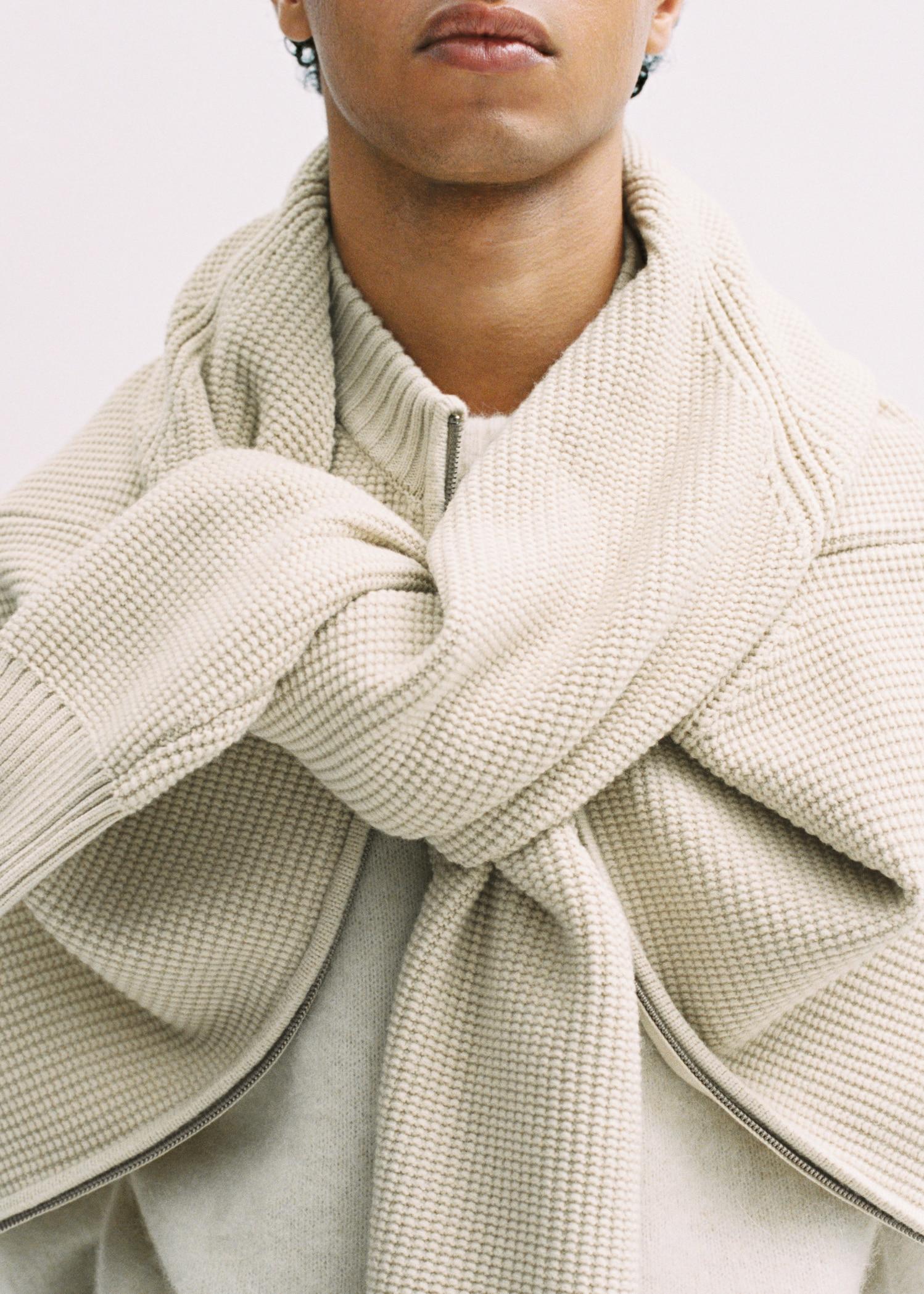 Structured knitted cardigan with zip - Men | MANGO USA Product Image