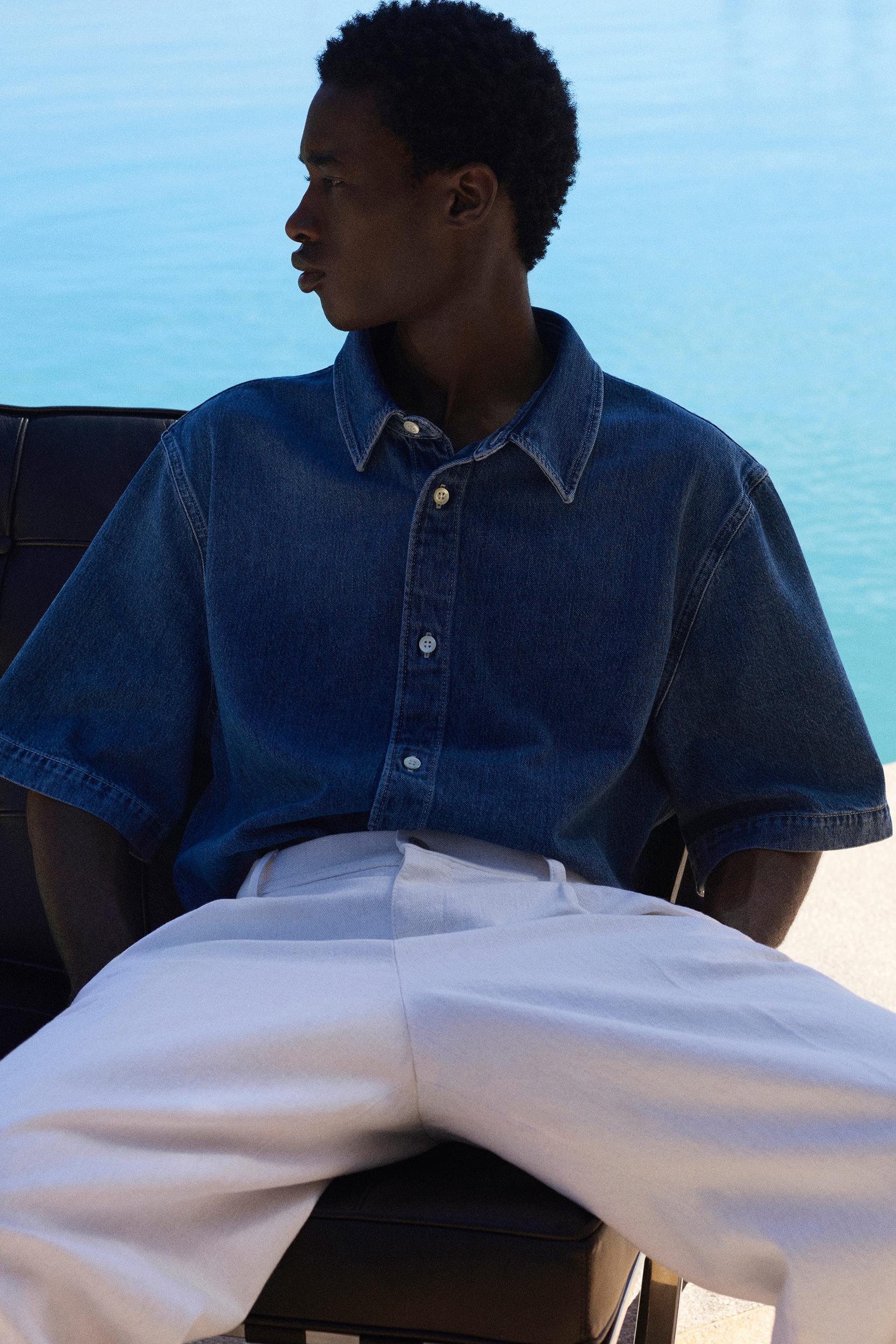 LIGHTWEIGHT SHORT-SLEEVED DENIM SHIRT Product Image