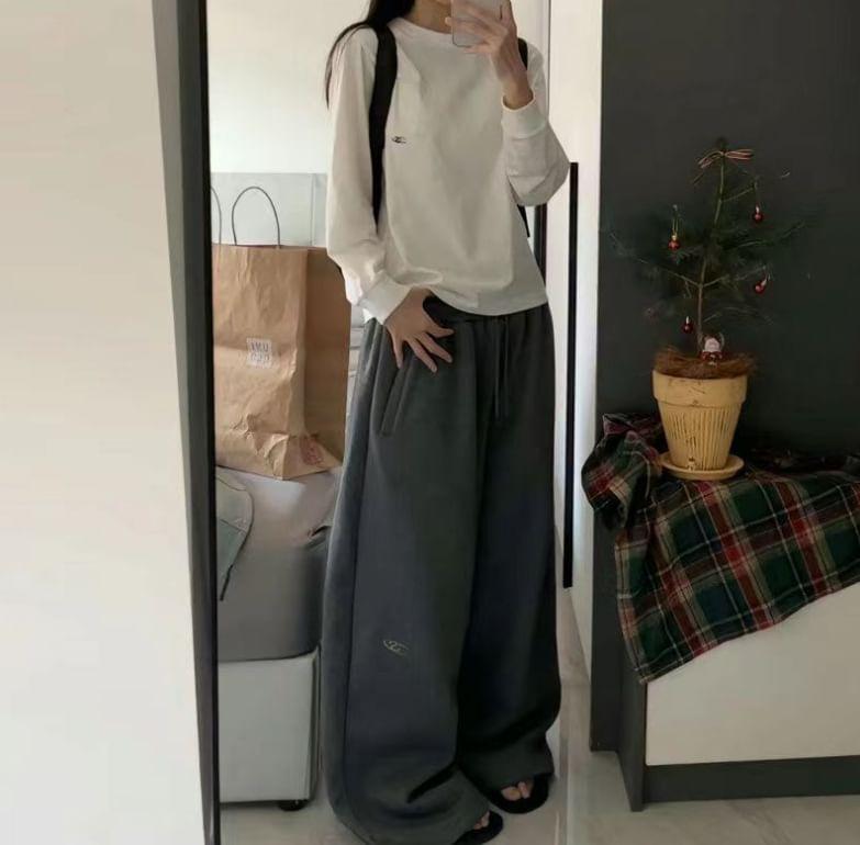 Low Waist Embroidered Loose-Fit Wide-Leg Sweatpants Product Image