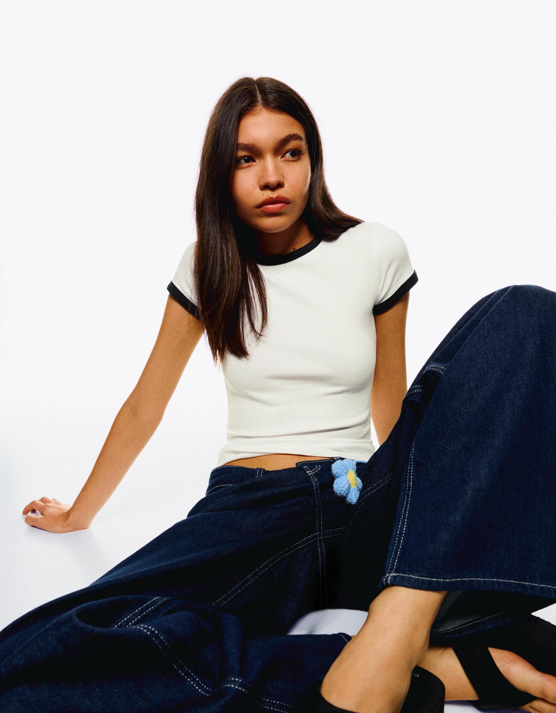 Short sleeve T-shirt with contrasting details Product Image