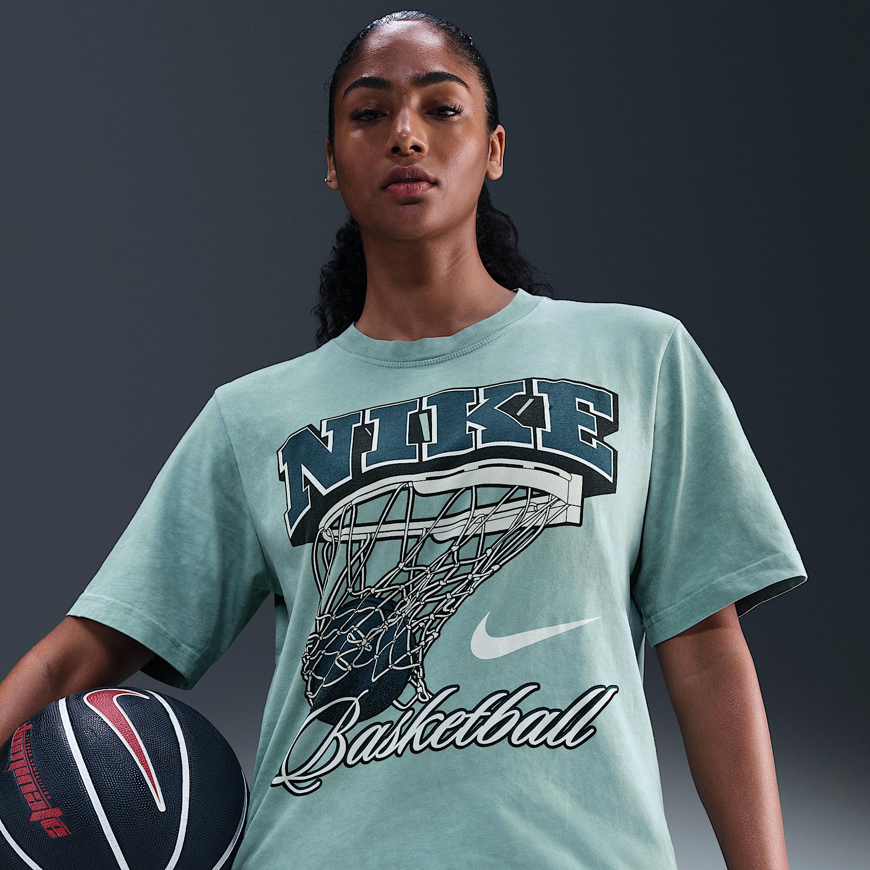 Nike Women's Loose Graphic Basketball T-Shirt Product Image