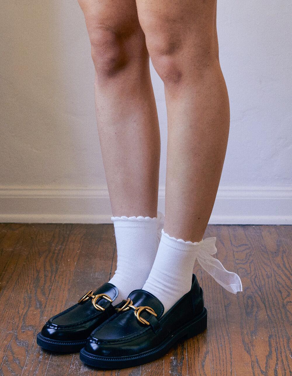 MEMOI Flowing Ribbon Back Scalloped Edge Womens Crew Socks - WHITE Product Image