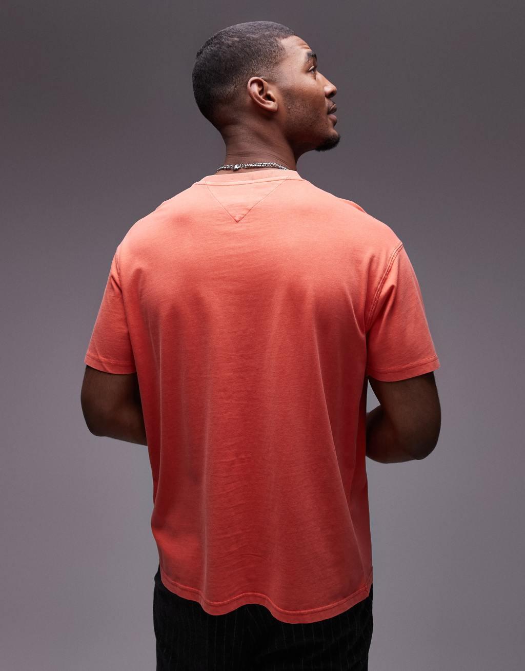 Tommy Jeans regular badge logo T-shirt in red Product Image