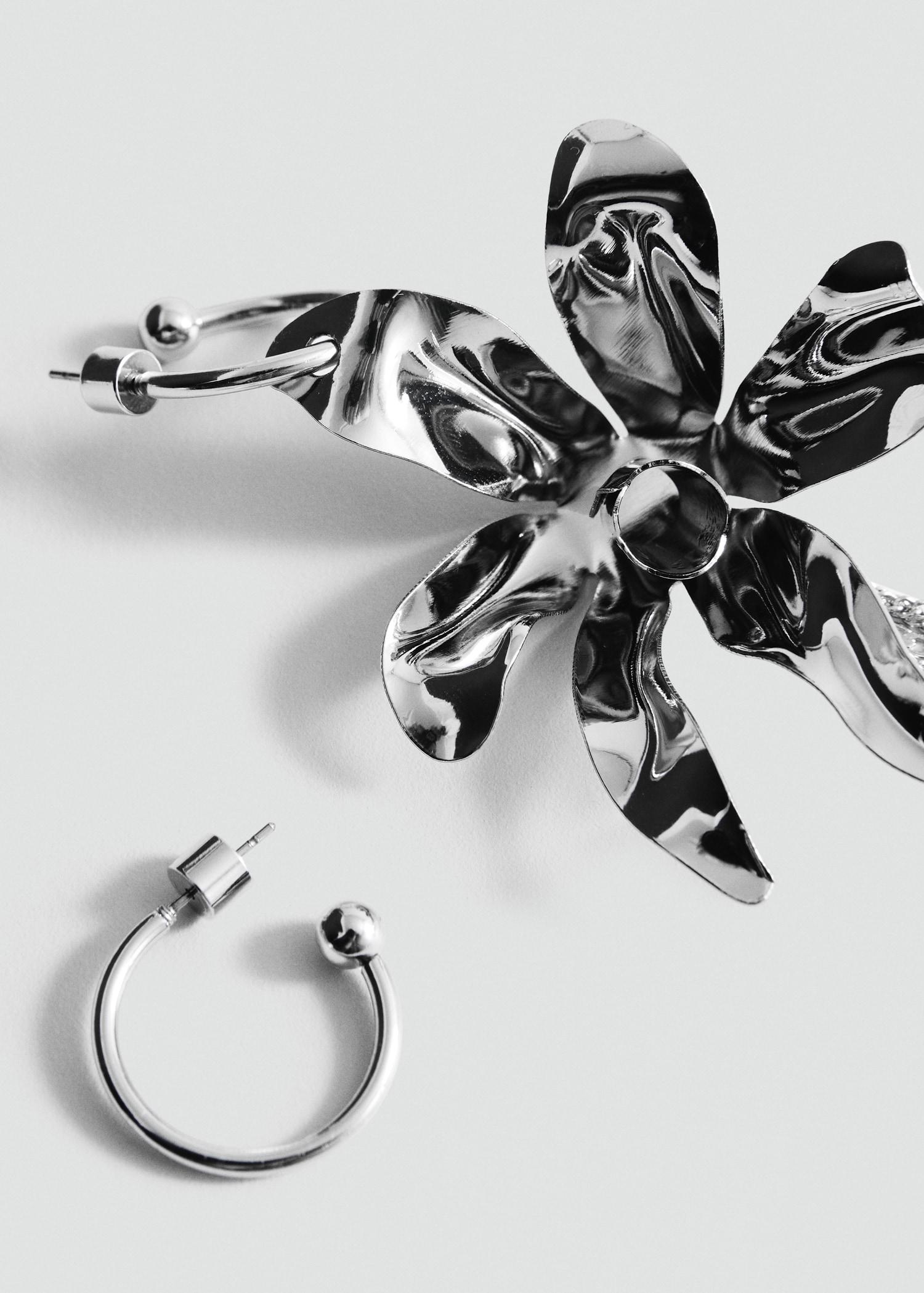 Long flower earrings - Women | MANGO USA Product Image