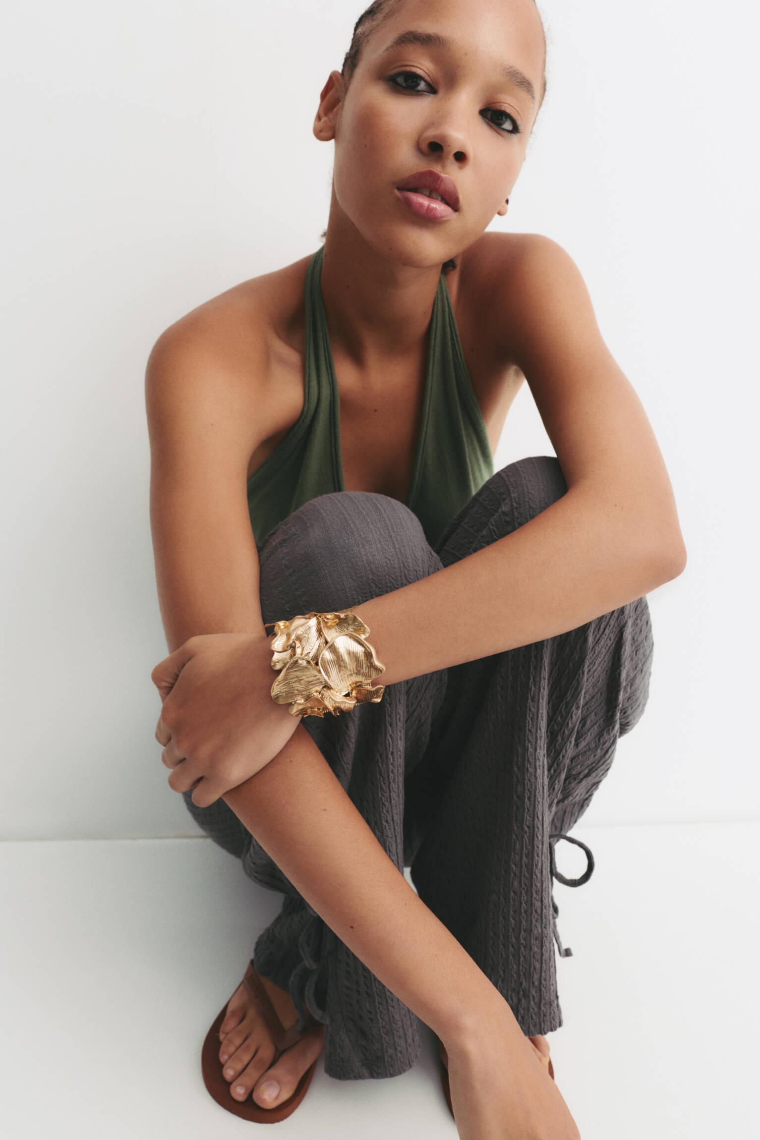 Leaf-shaped metallic arm cuff Product Image