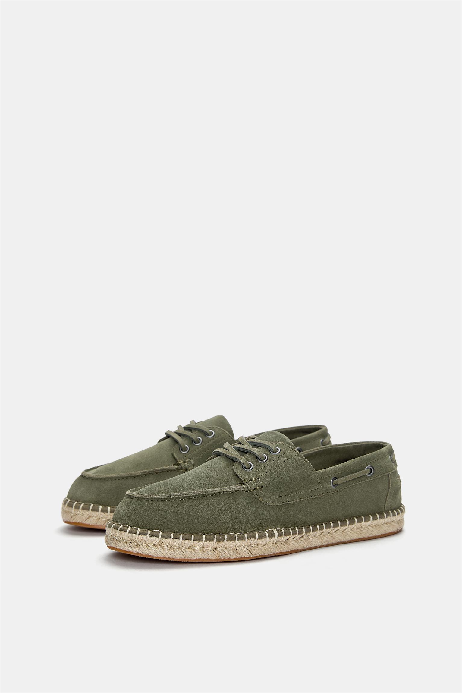 Leather deck shoes Product Image