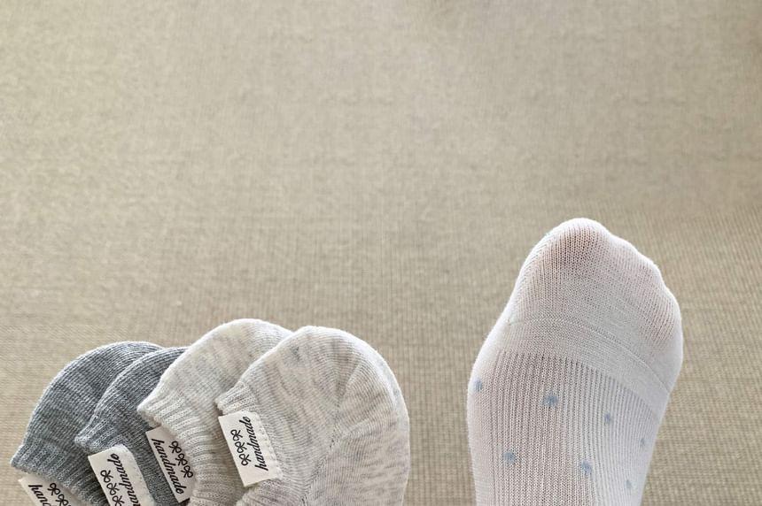 Dotted No Show Socks Product Image