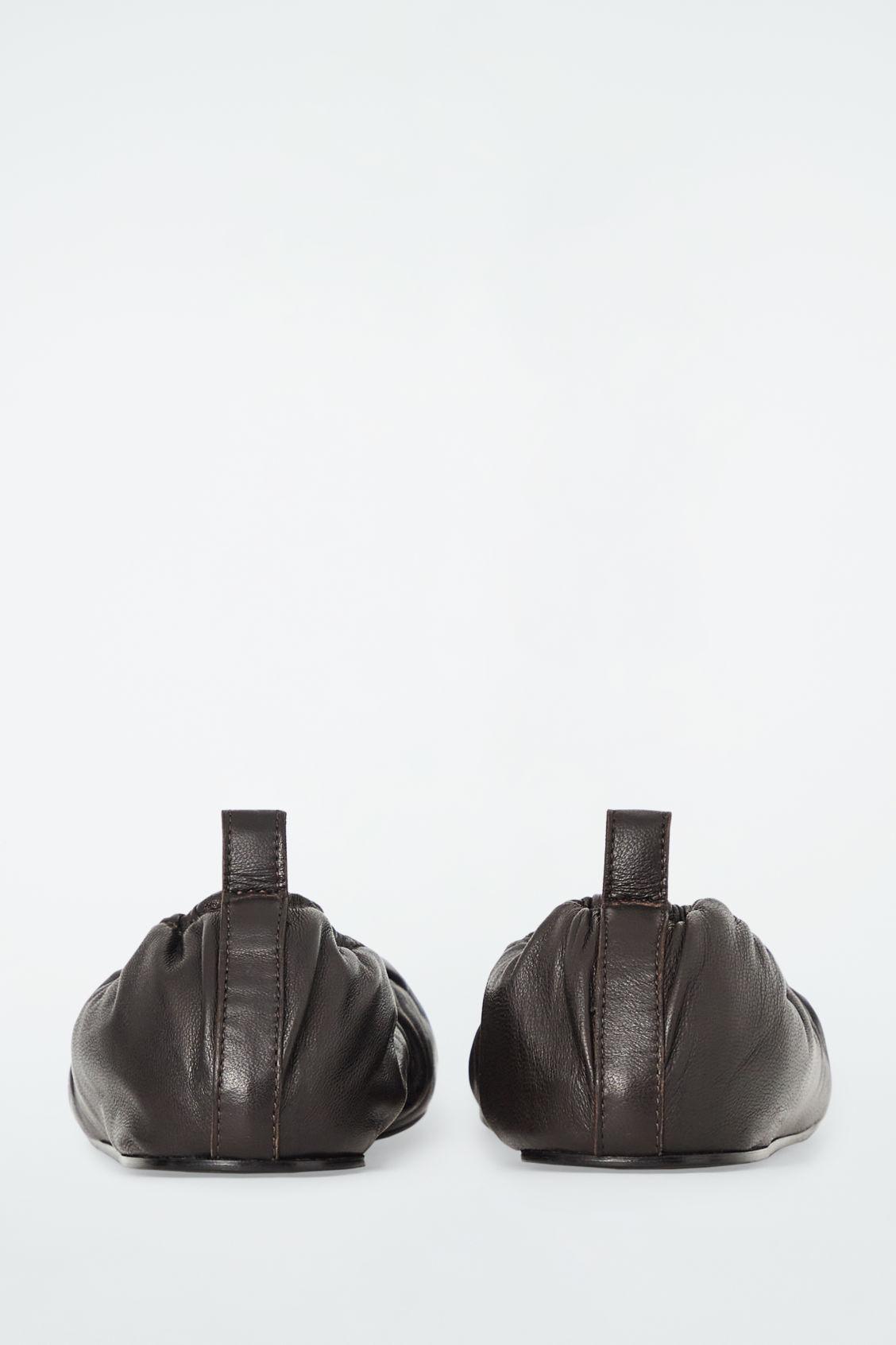 THE RUCHED LEATHER BALLET FLATS Product Image