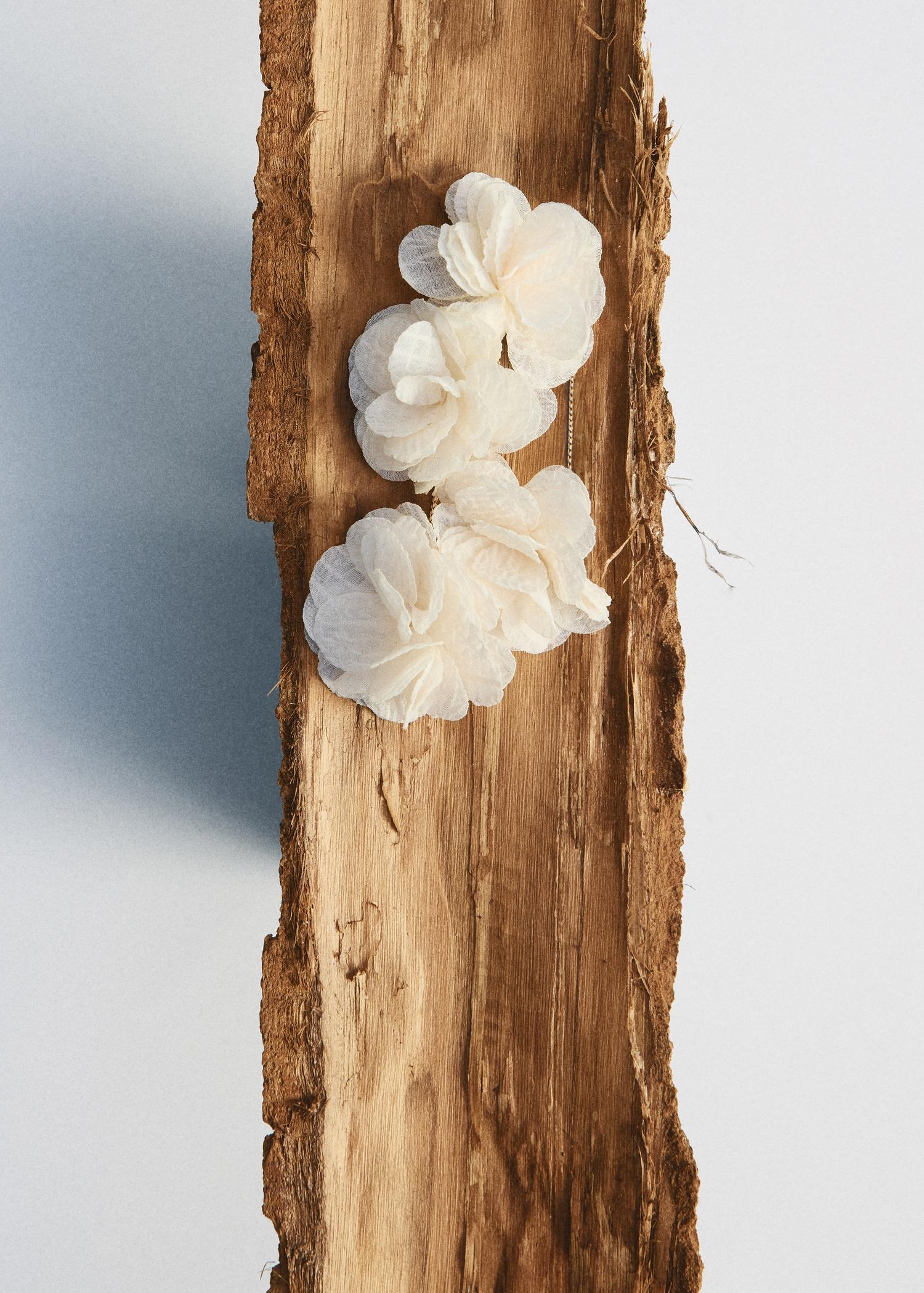 Woven flower earrings - Women | MANGO USA Product Image