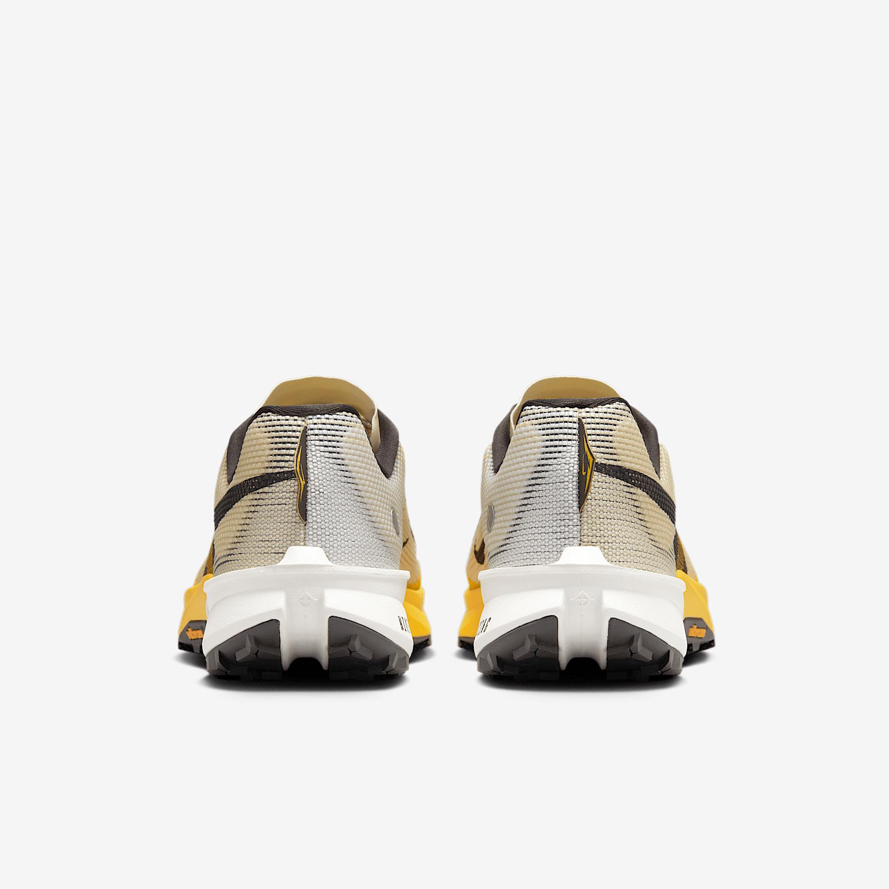 Nike Men's Kiger 10 Trail Running Shoes Product Image