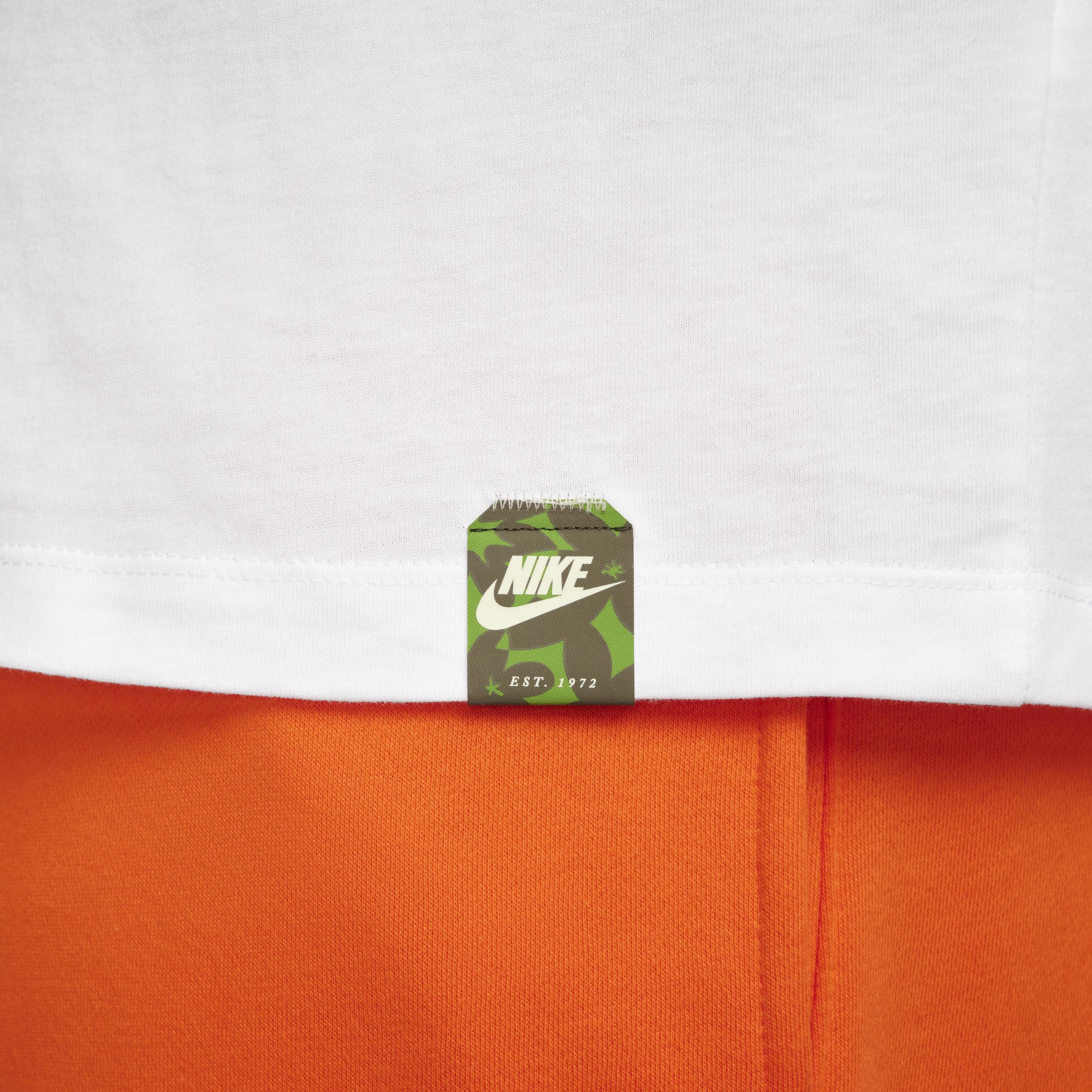 Nike Sportswear Club Long-Sleeve T-Shirt Product Image