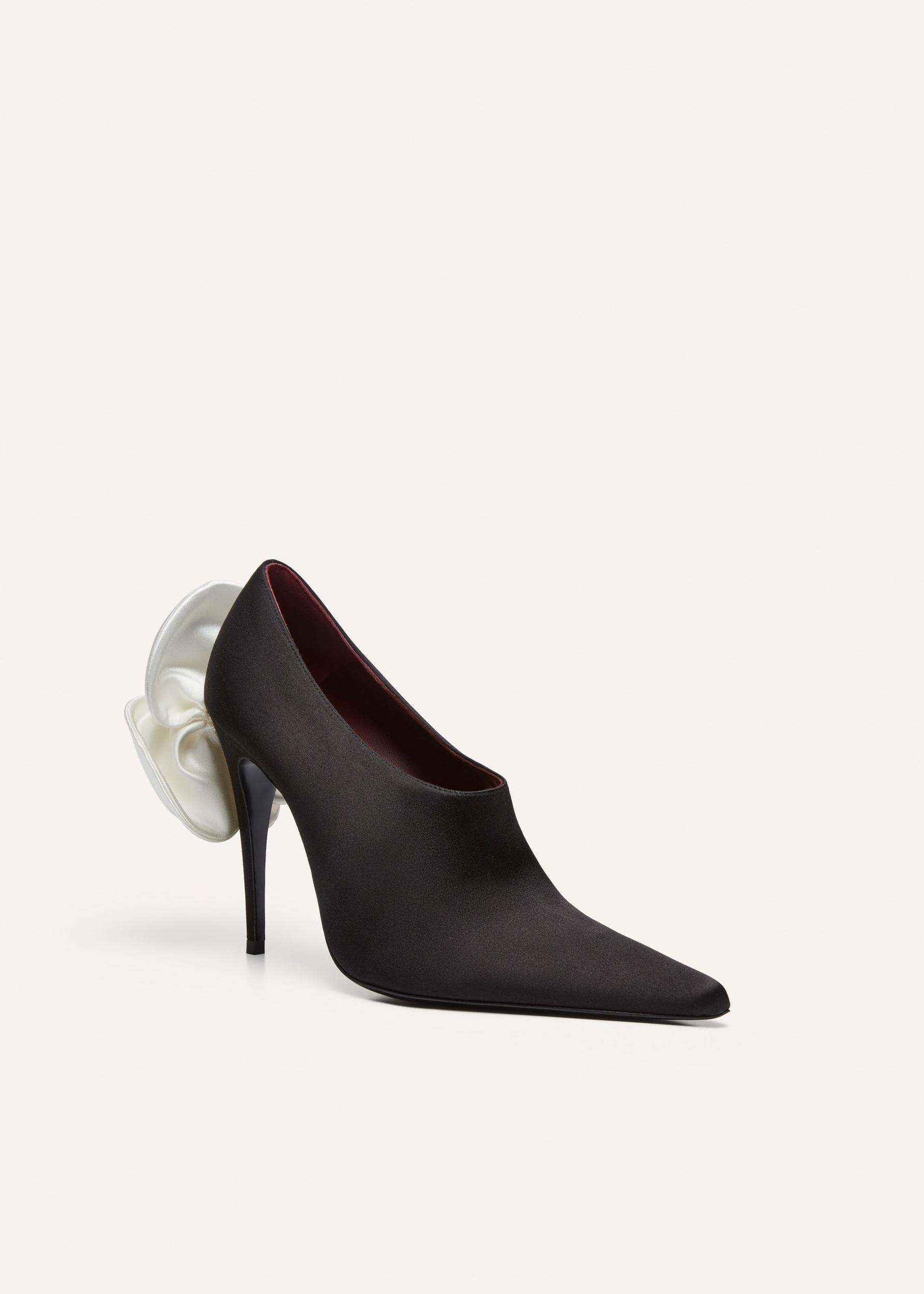 White flower pointed pumps in black satin Product Image