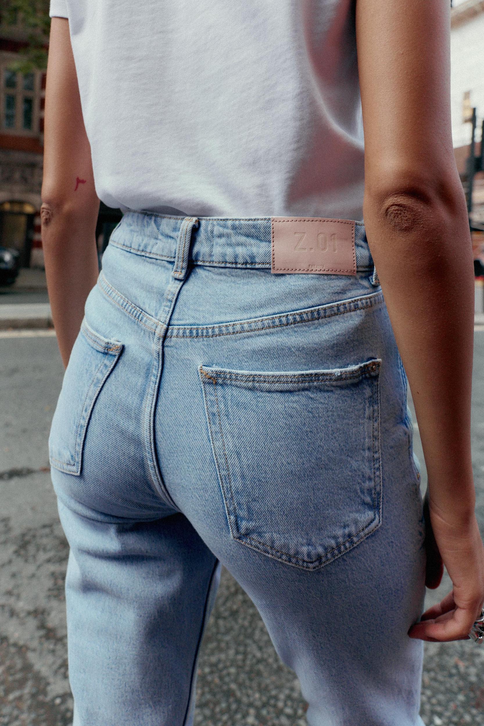 Z.01 HIGH WAIST COMFORT MOM FIT JEANS Product Image