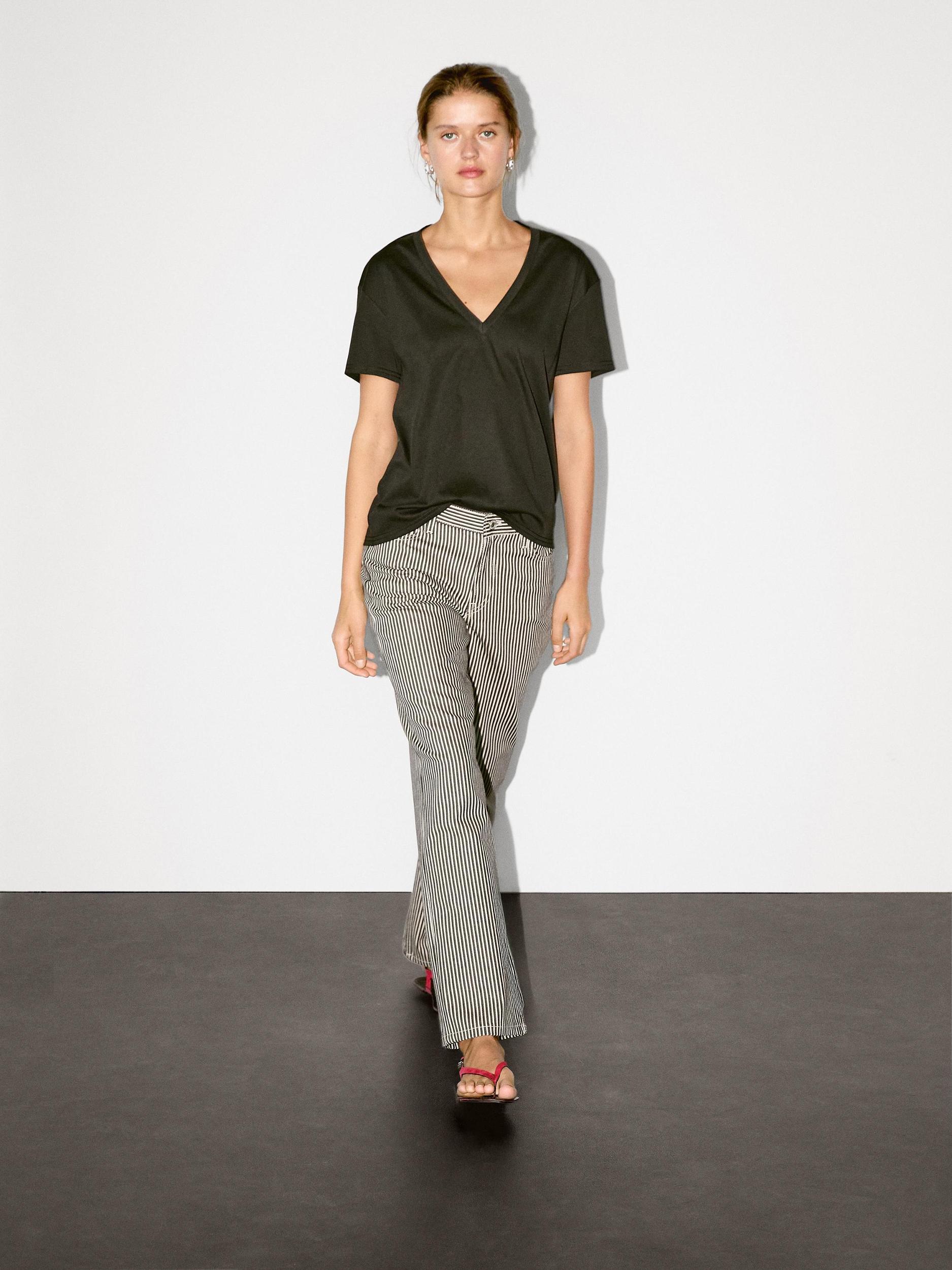 100% cotton V-neck T-shirt Product Image