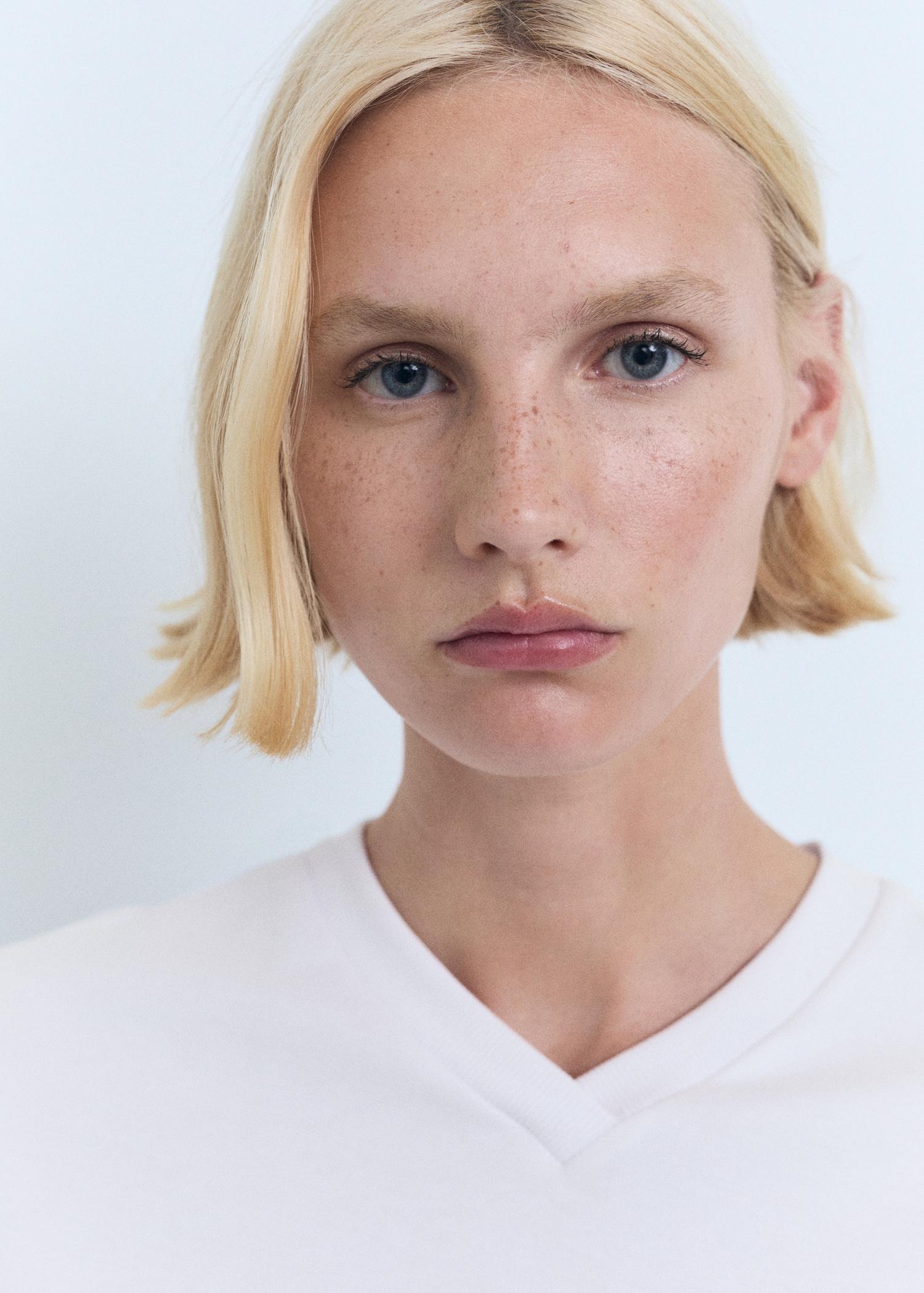 V-neck cotton T-shirt - Women | MANGO USA Product Image