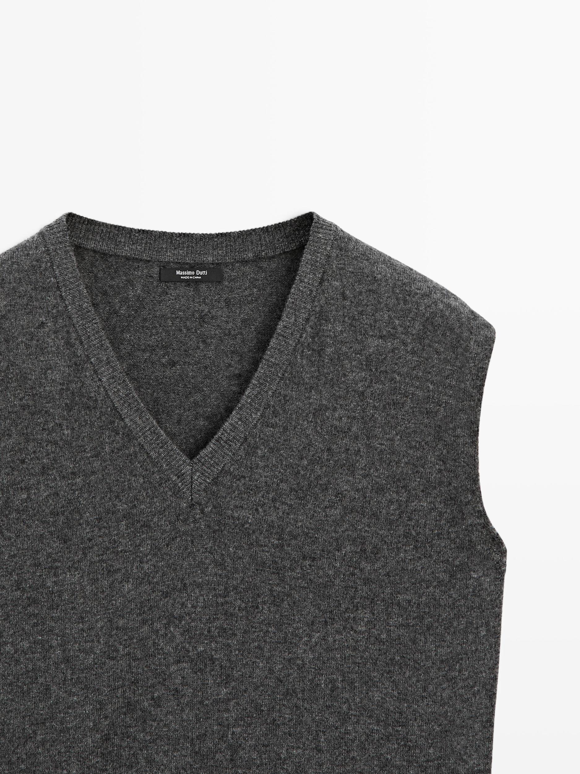 V-neck knit vest Product Image