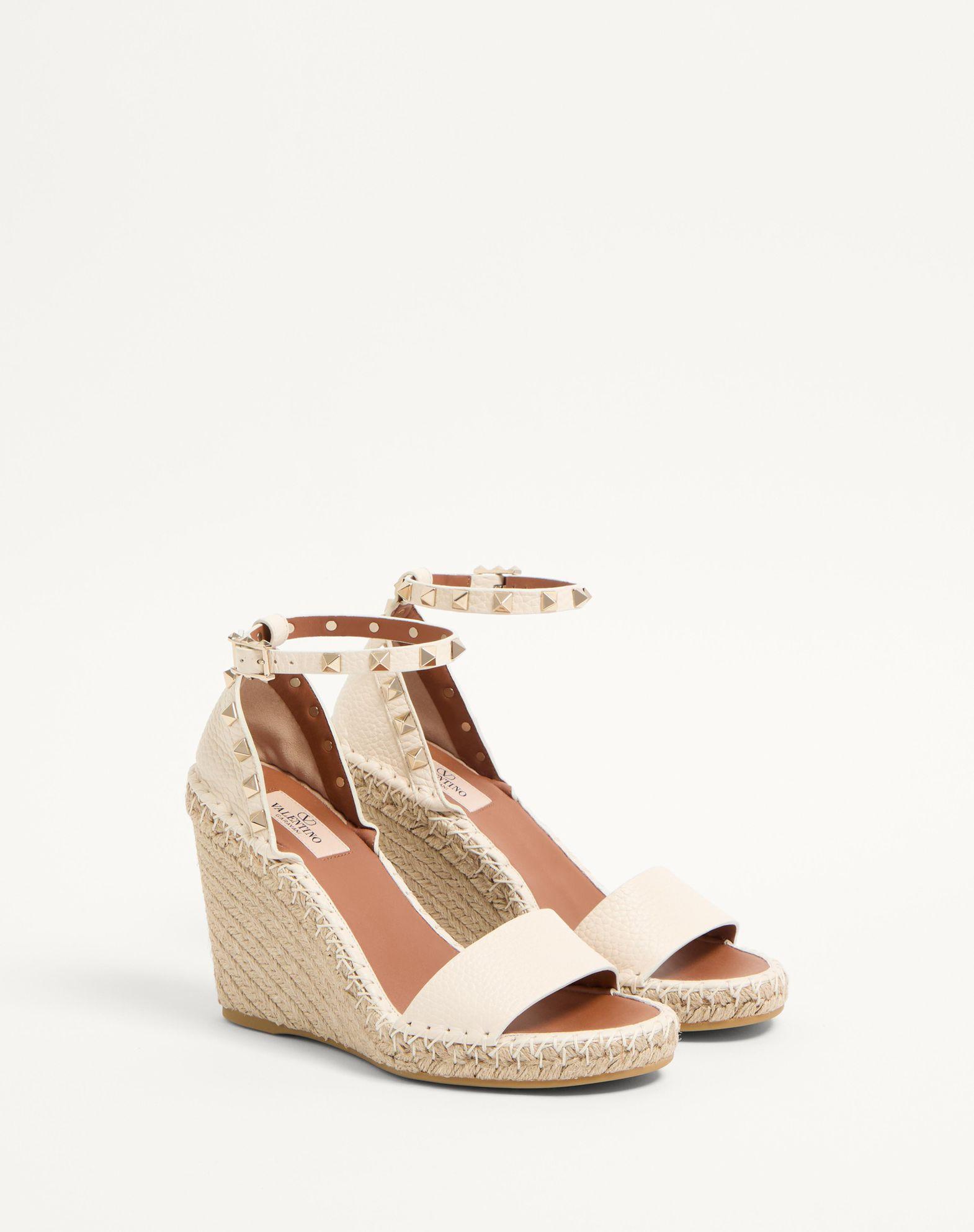 DOUBLE ROCKSTUD GRAINY CALFSKIN WEDGE SANDAL 105 MM Product Image