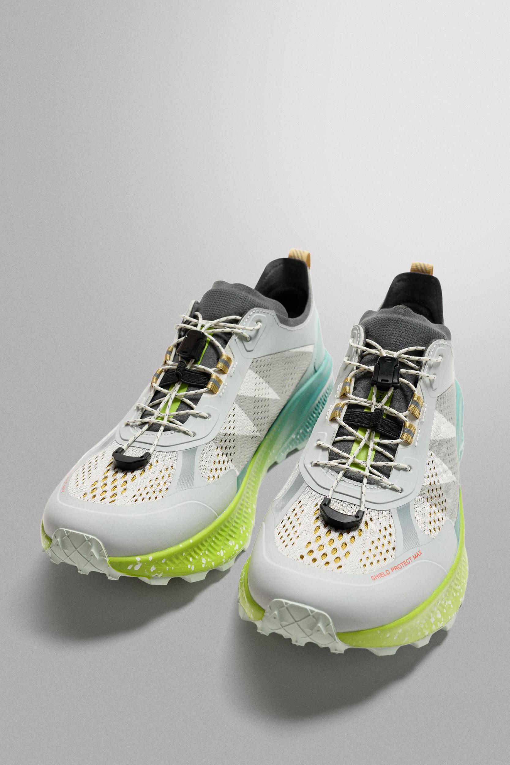 RUNNING SHOES Product Image