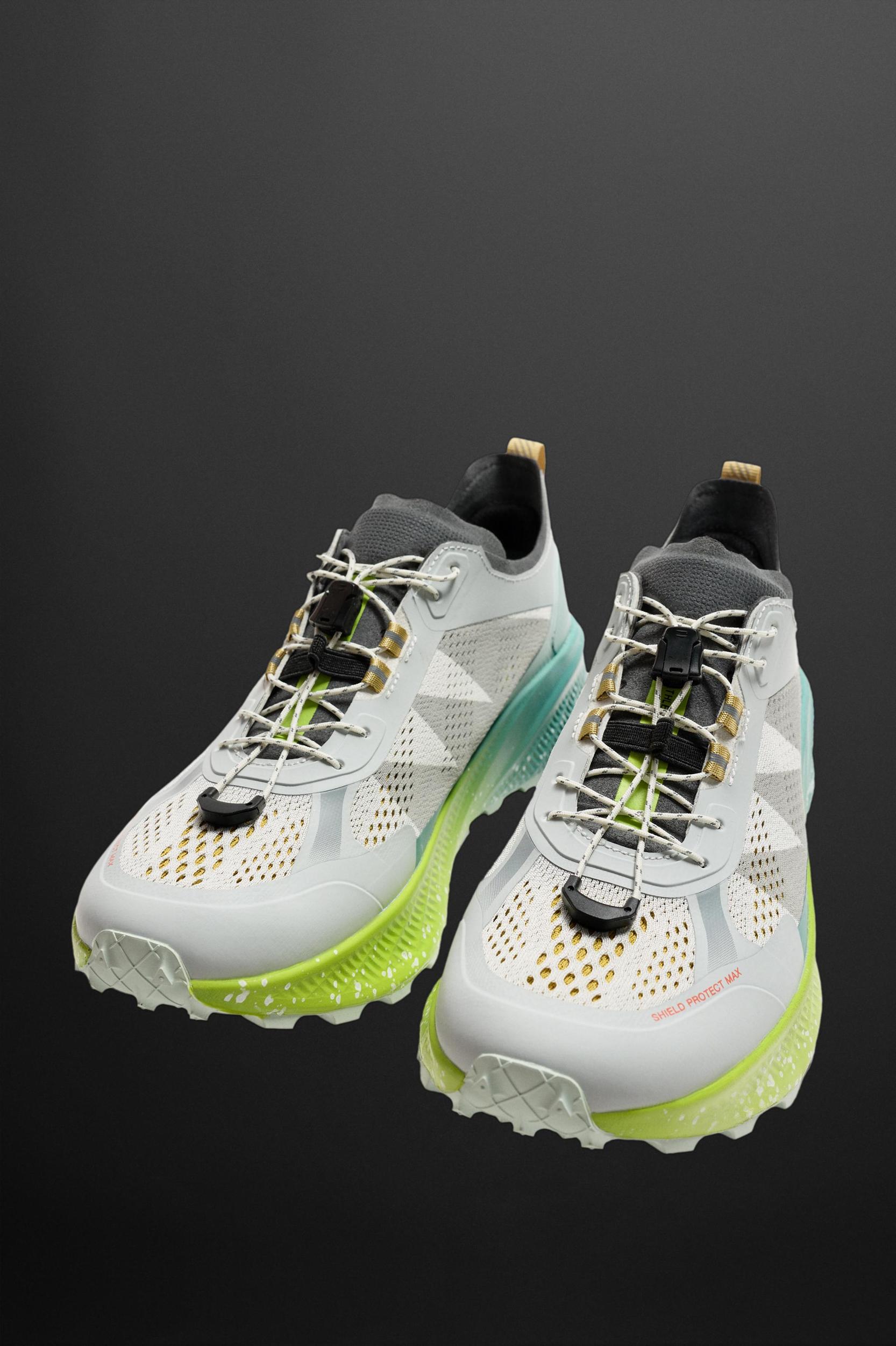 RUNNING SHOES Product Image