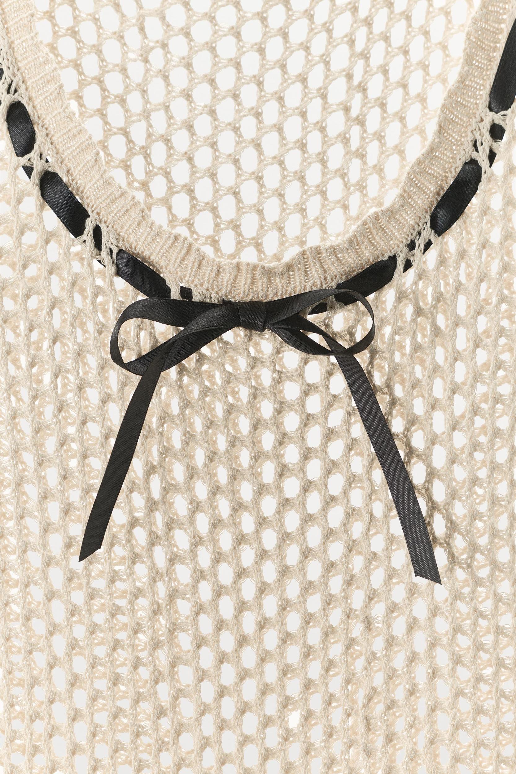 CONTRAST BOW OPEN KNIT T-SHIRT Product Image