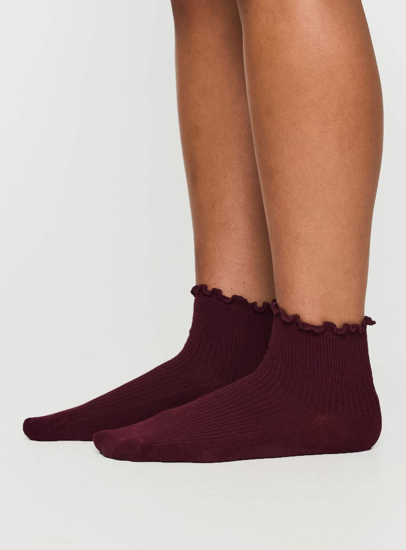 Ribbed Ruffle Socks Burgundy Product Image