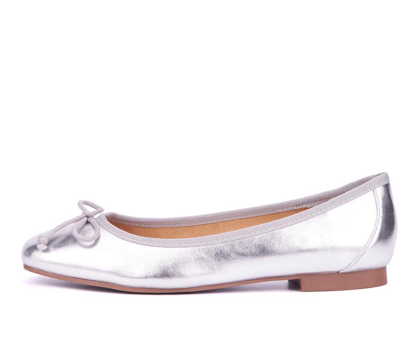 Women's New York and Company Paulina Flats Product Image