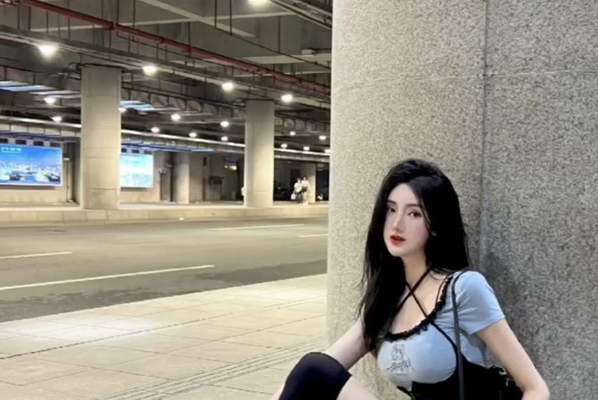 Short-Sleeve Scoop Neck Patterned Print Frill Tee / Plain Slit Button Mini A-Line Jumper Skirt / Set Product Image