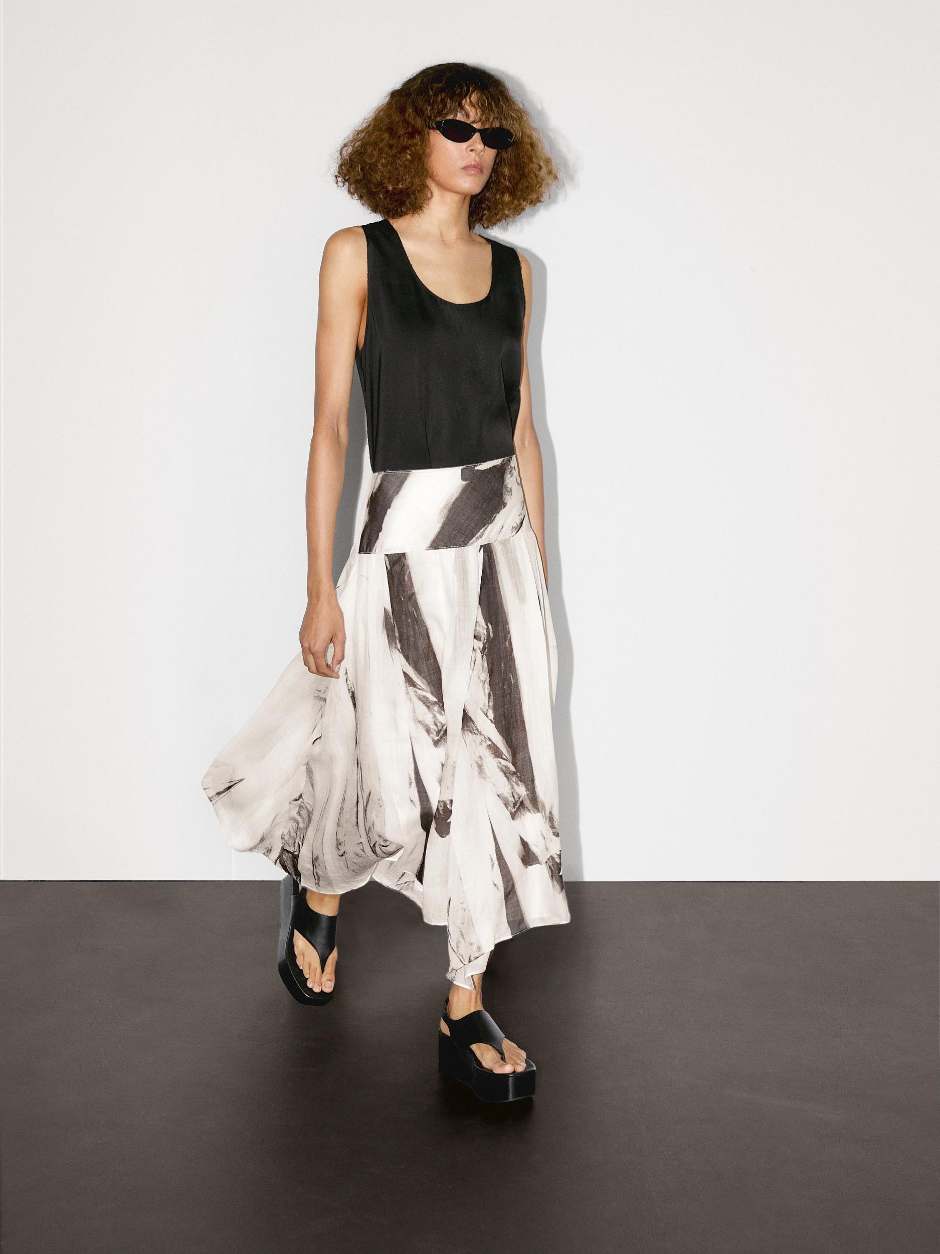 Flowing marble print midi skirt Product Image