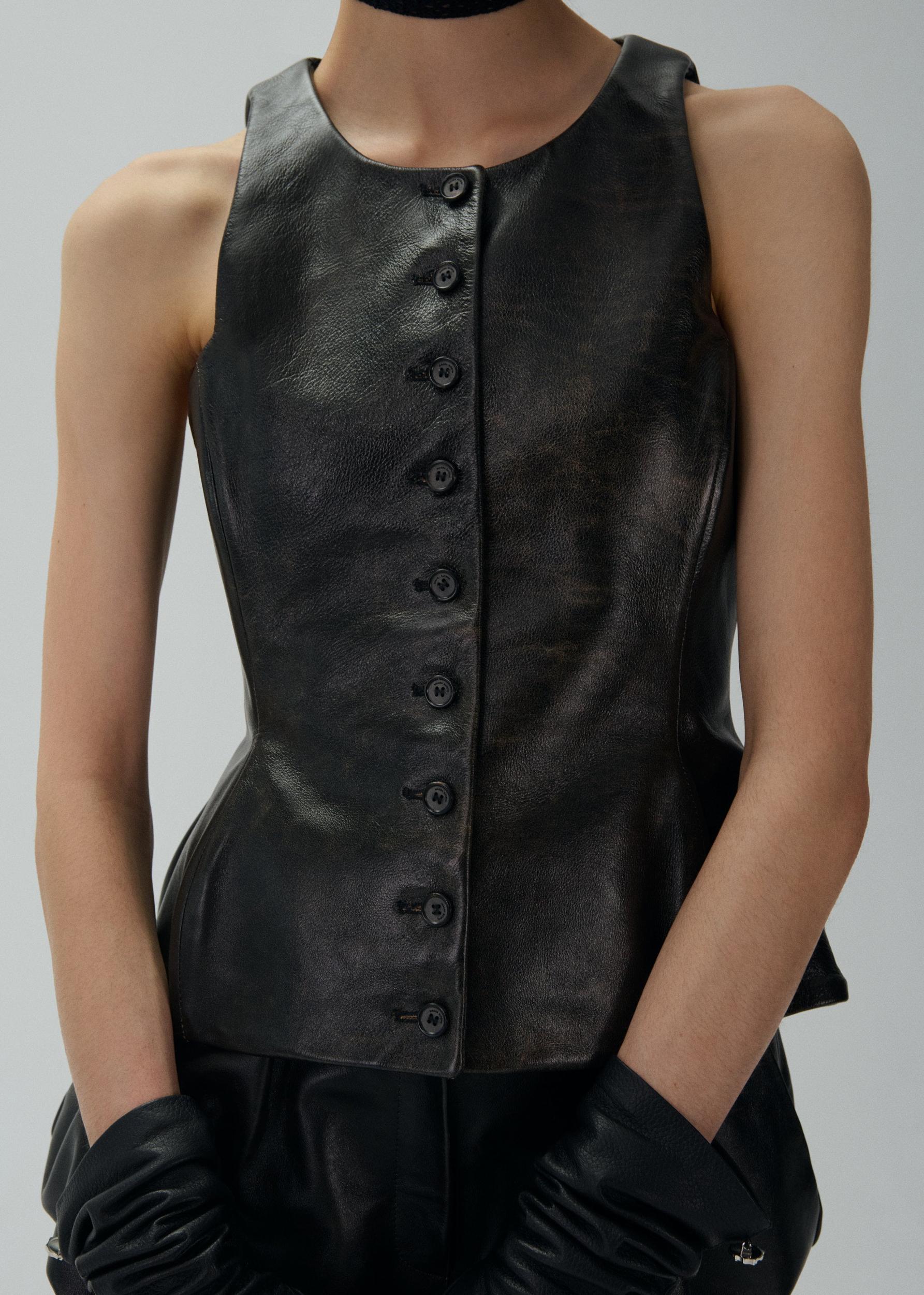 Round neck leather waistcoat in black vintage Product Image