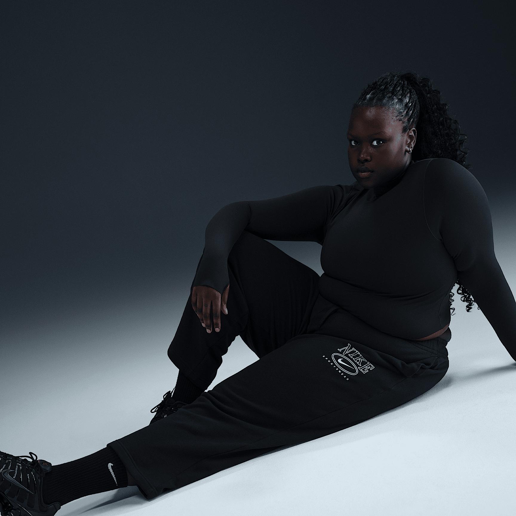 Women's Nike Sportswear Club Fleece Mid-Rise Wide-Leg Graphic Pants (Plus Size) Product Image